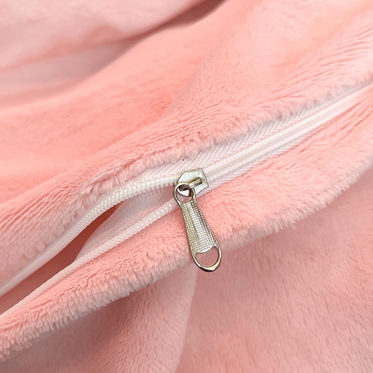 91家纺网 家纺一手货源 找家纺 润锦云 2026新款大热款220克全消光刺绣牛奶绒四件套-向阳花开 向阳花开-奶昔白+粉