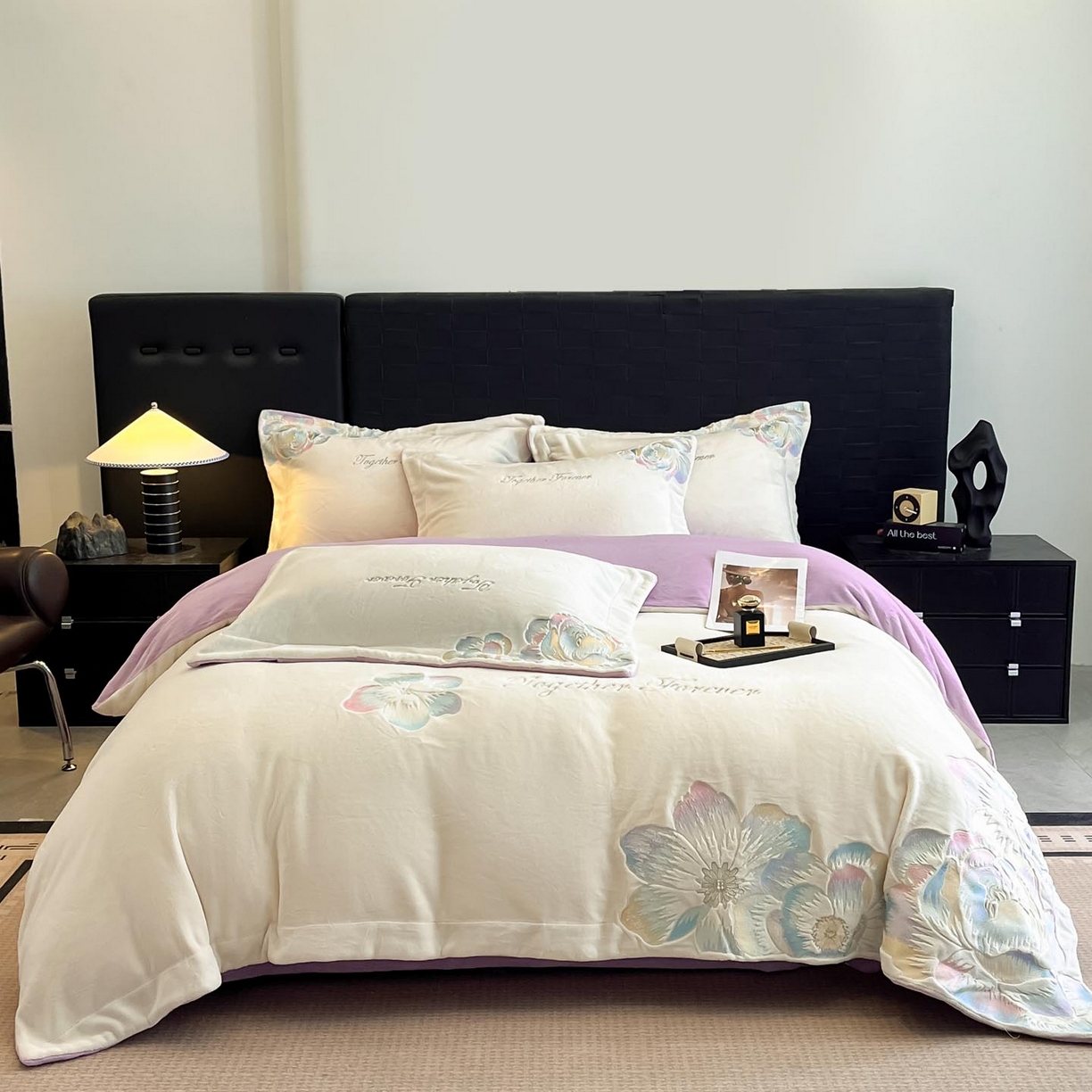 91家纺网 家纺一手货源 找家纺 润锦云 2026新款大热款220克全消光刺绣牛奶绒四件套-向阳花开 向阳花开-奶昔白+高贵紫