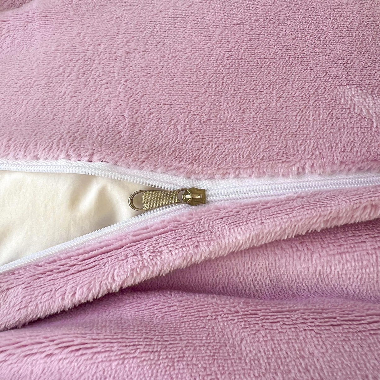 91家纺网 家纺一手货源 找家纺 润锦云 2026新款牛奶绒刺绣四件套-花之韵 花之韵-奶昔白+高贵紫