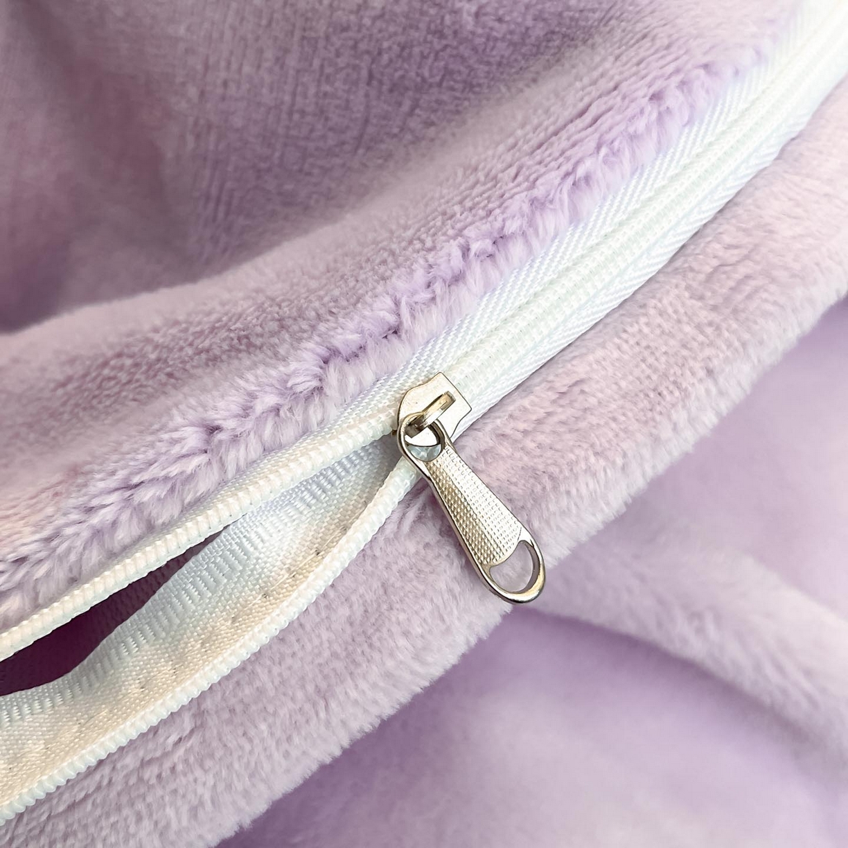 91家纺网 家纺一手货源 找家纺 润锦云 2026新款大热款220克全消光刺绣牛奶绒四件套-向阳花开 向阳花开-奶昔白+高贵紫