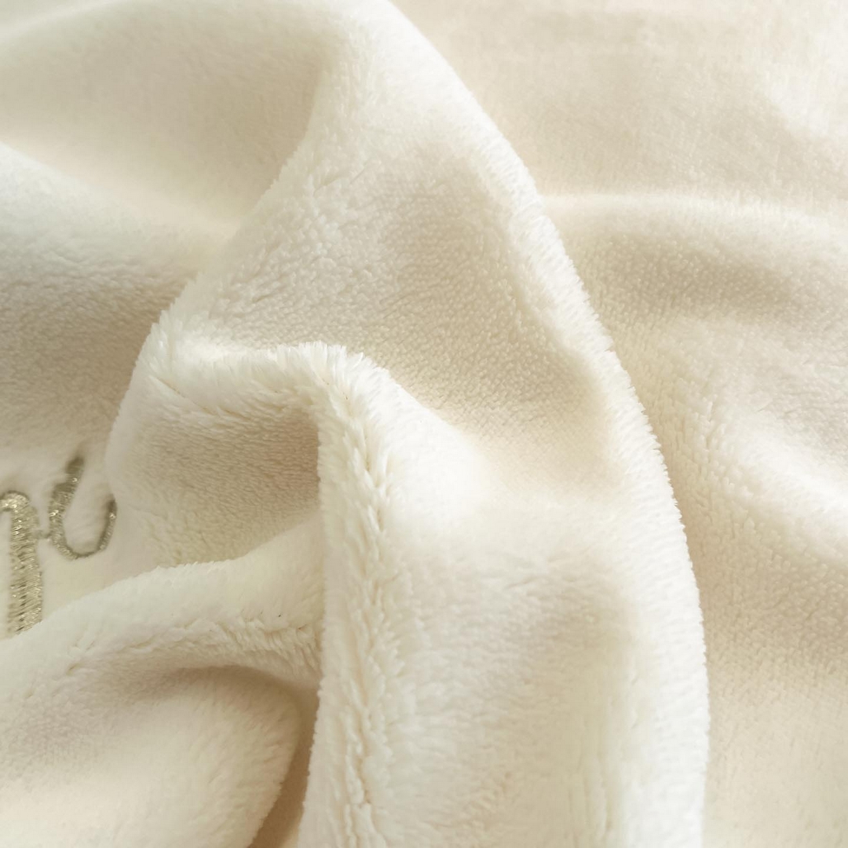 91家纺网 家纺一手货源 找家纺 润锦云 2026新款大热款220克全消光刺绣牛奶绒四件套-向阳花开 向阳花开-奶昔白+粉