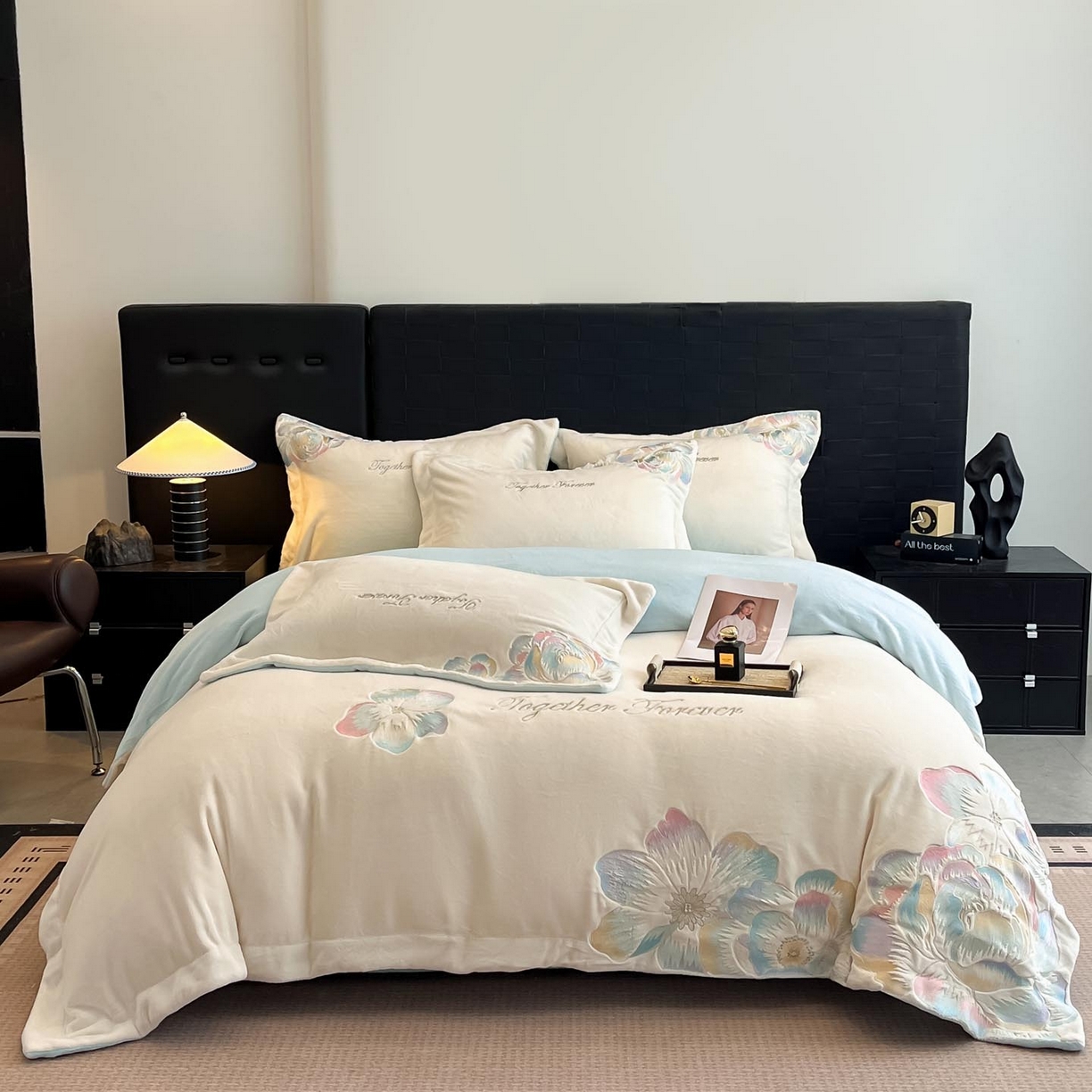 91家纺网 家纺一手货源 找家纺 润锦云 2026新款大热款220克全消光刺绣牛奶绒四件套-向阳花开 向阳花开-奶昔白+天空蓝