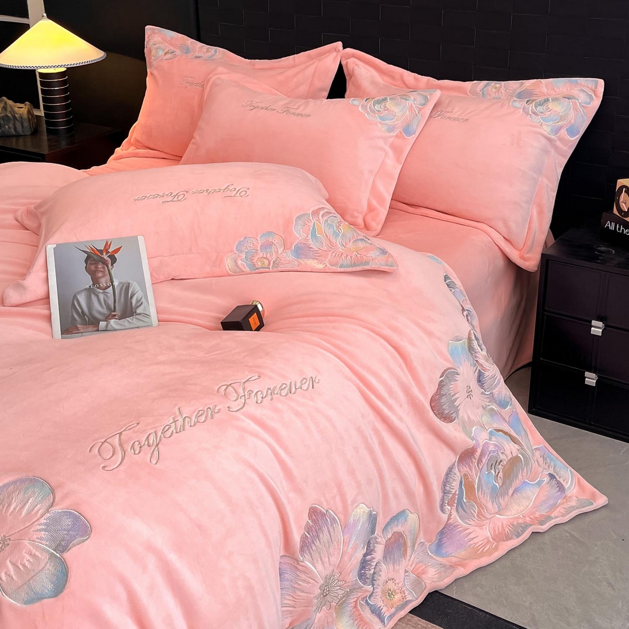 91家纺网 家纺一手货源 找家纺 润锦云 2026新款大热款220克全消光刺绣牛奶绒四件套-向阳花开 向阳花开-樱花粉