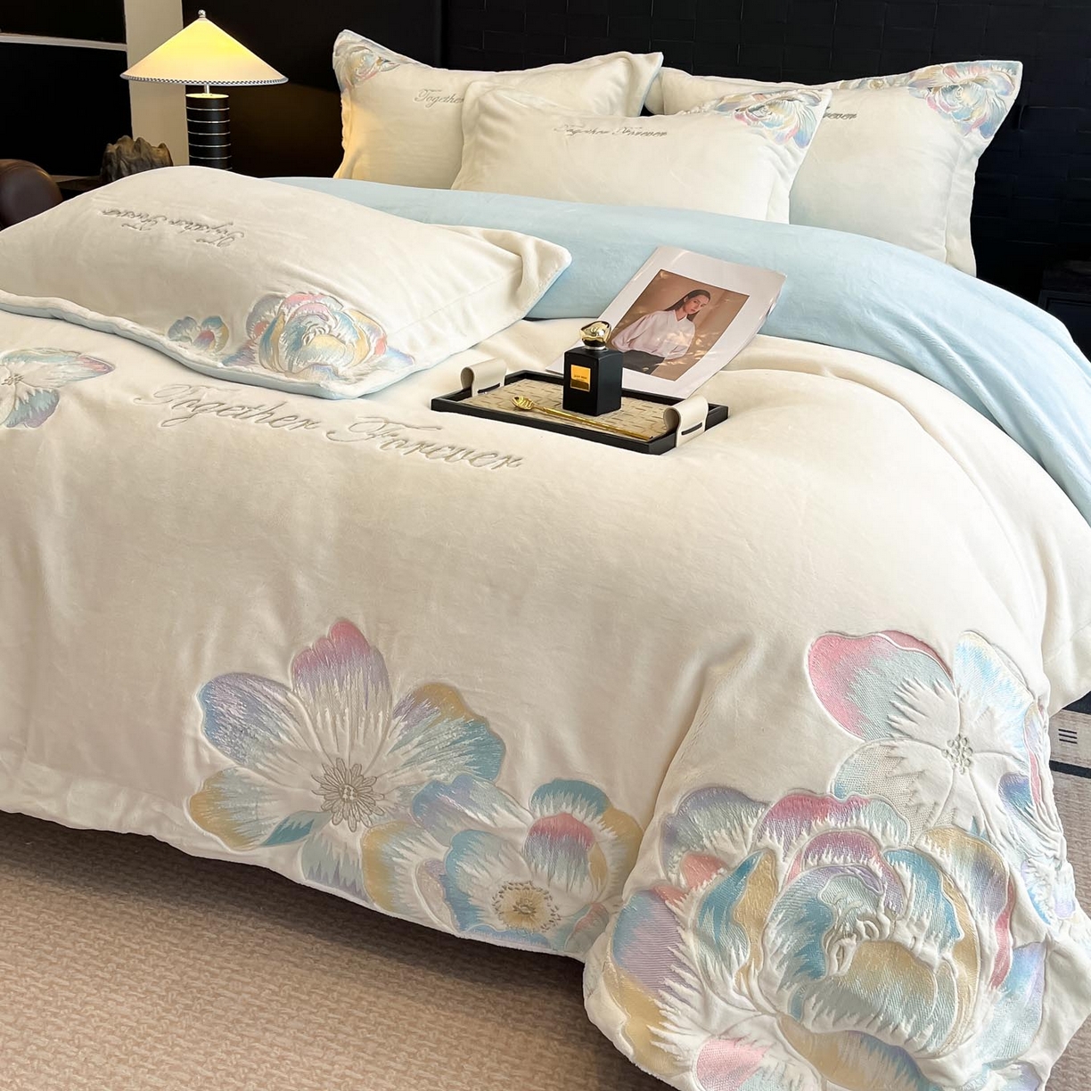 91家纺网 家纺一手货源 找家纺 润锦云 2026新款大热款220克全消光刺绣牛奶绒四件套-向阳花开 向阳花开-奶昔白+天空蓝