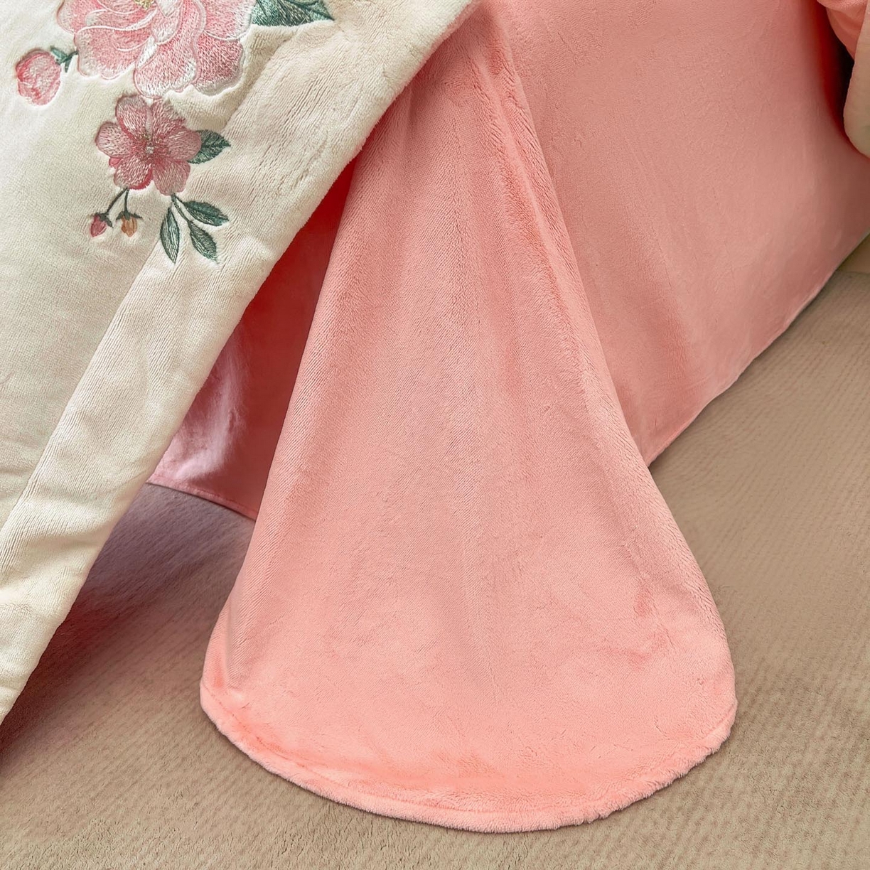 91家纺网 家纺一手货源 找家纺 润锦云 2026新款牛奶绒刺绣四件套-花之韵 花之韵-奶昔白+粉