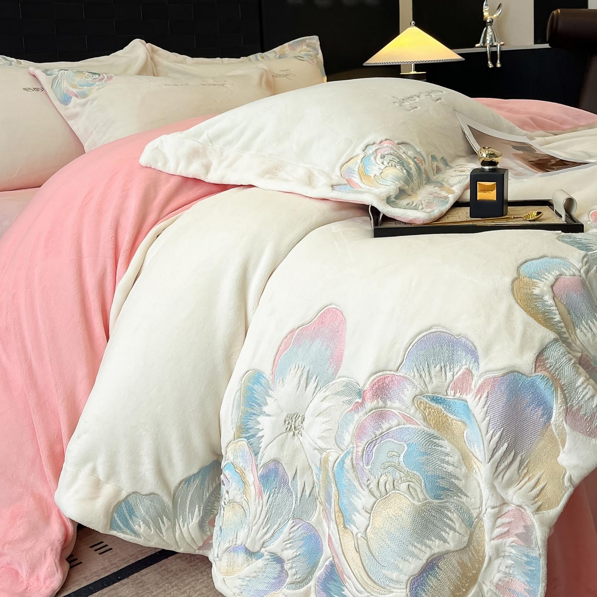 91家纺网 家纺一手货源 找家纺 润锦云 2026新款大热款220克全消光刺绣牛奶绒四件套-向阳花开 向阳花开-奶昔白+粉