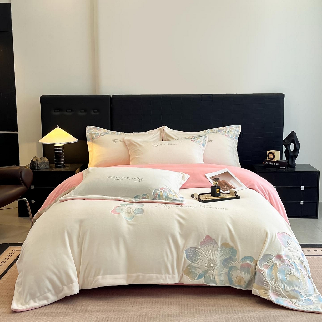 91家纺网 家纺一手货源 找家纺 润锦云 2026新款大热款220克全消光刺绣牛奶绒四件套-向阳花开 向阳花开-奶昔白+粉