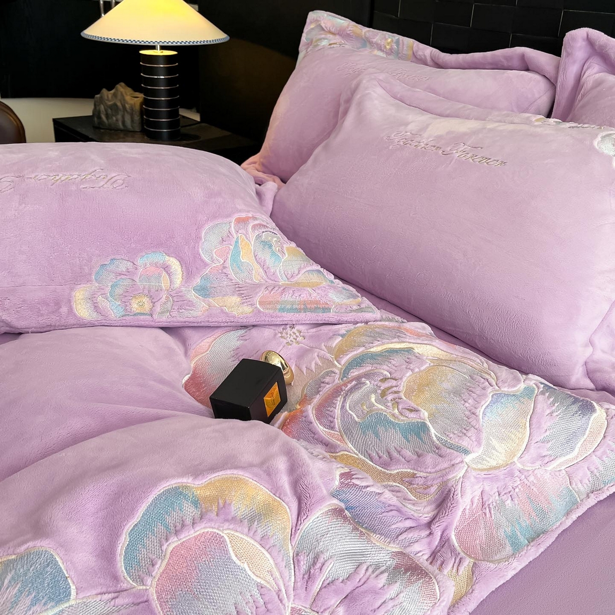 91家纺网 家纺一手货源 找家纺 润锦云 2026新款大热款220克全消光刺绣牛奶绒四件套-向阳花开 向阳花开-高贵紫