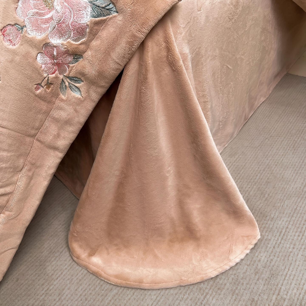 91家纺网 家纺一手货源 找家纺 润锦云 2026新款牛奶绒刺绣四件套-花之韵 花之韵-摩卡棕