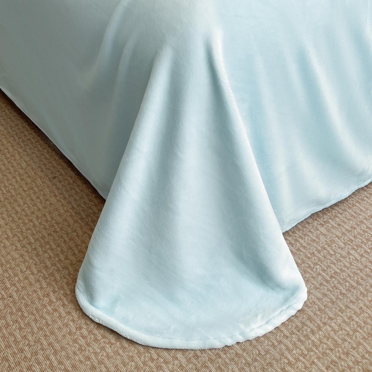 91家纺网 家纺一手货源 找家纺 润锦云 2026新款大热款220克全消光刺绣牛奶绒四件套-向阳花开 向阳花开-奶昔白+天空蓝