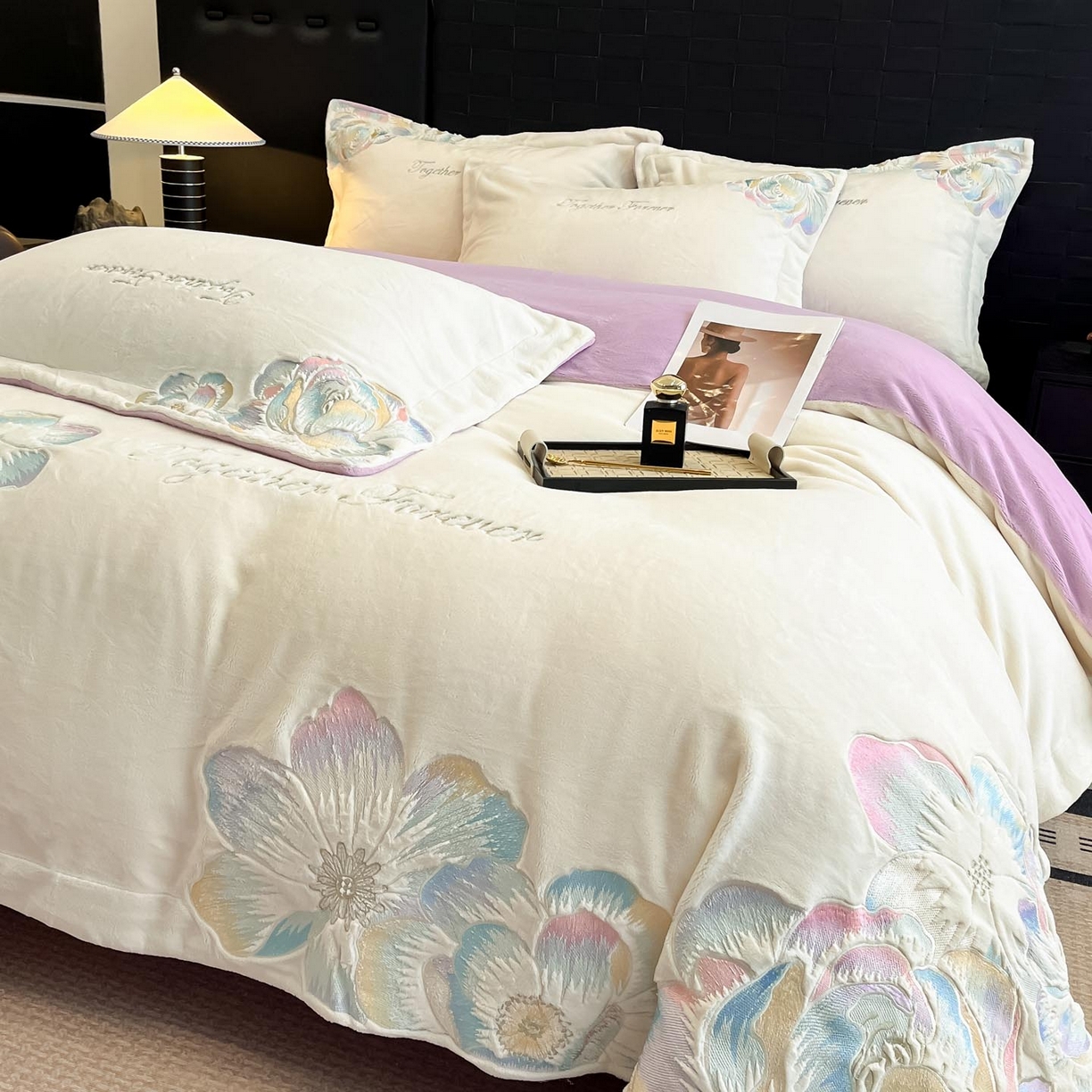 91家纺网 家纺一手货源 找家纺 润锦云 2026新款大热款220克全消光刺绣牛奶绒四件套-向阳花开 向阳花开-奶昔白+高贵紫