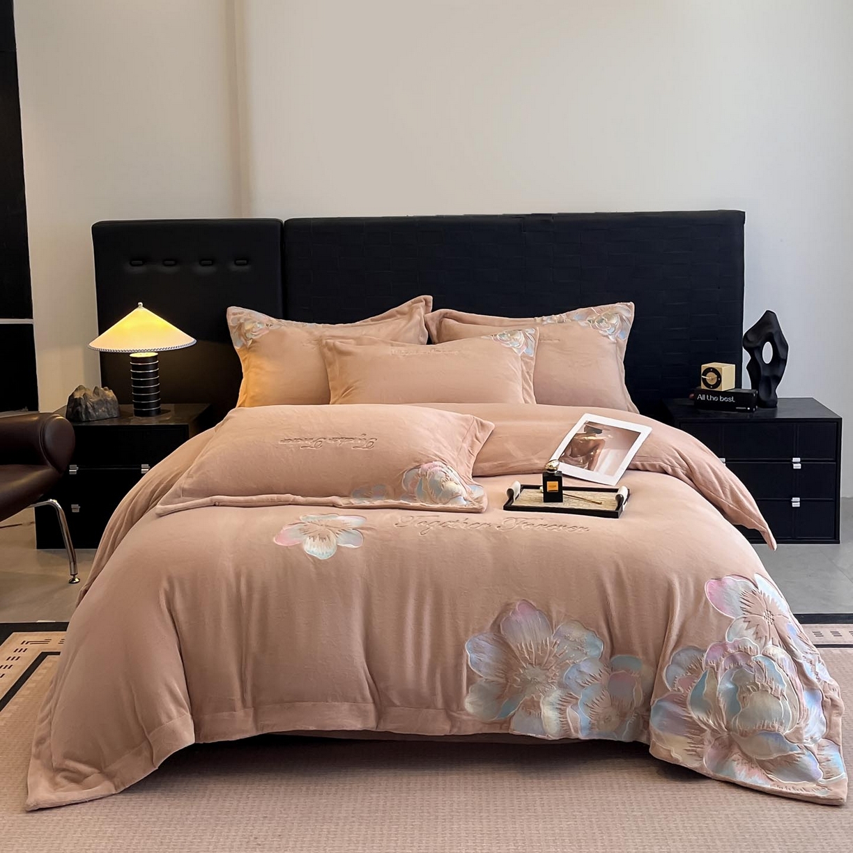 91家纺网 家纺一手货源 找家纺 润锦云 2026新款大热款220克全消光刺绣牛奶绒四件套-向阳花开 向阳花开-摩卡棕