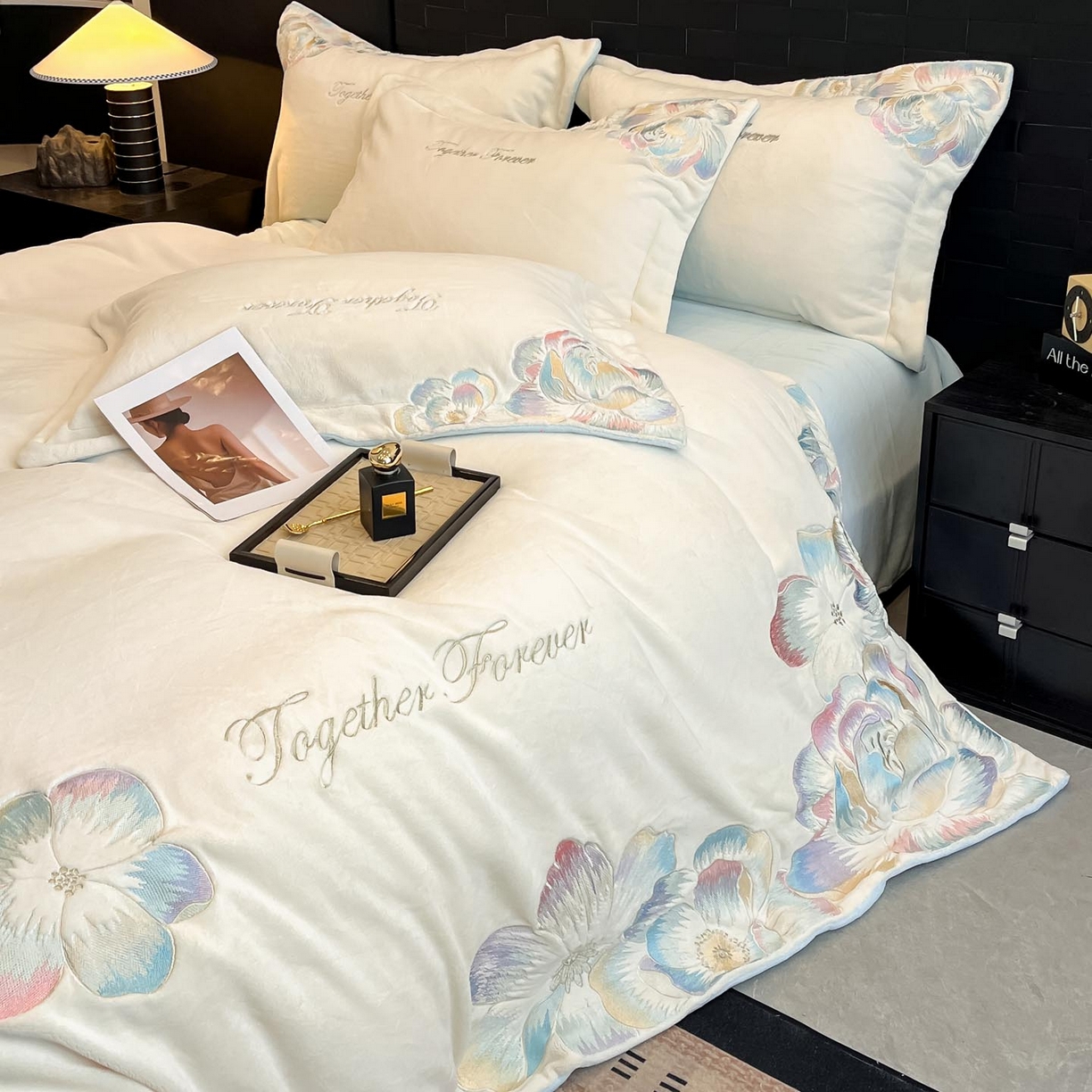 91家纺网 家纺一手货源 找家纺 润锦云 2026新款大热款220克全消光刺绣牛奶绒四件套-向阳花开 向阳花开-奶昔白+天空蓝