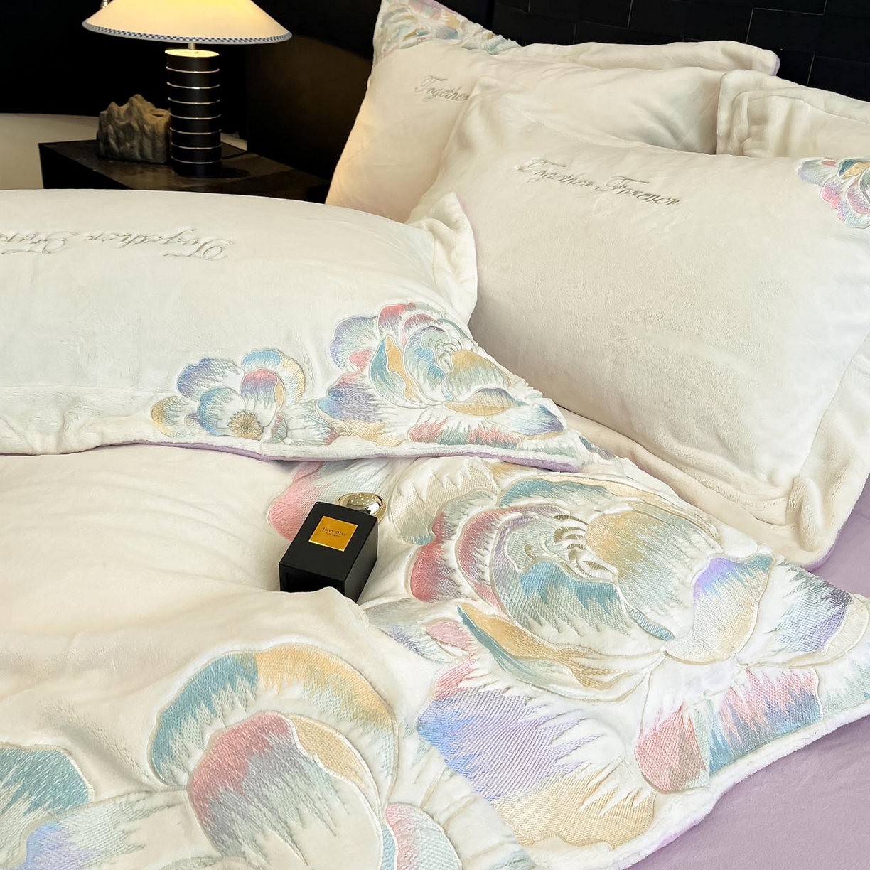 91家纺网 家纺一手货源 找家纺 润锦云 2026新款大热款220克全消光刺绣牛奶绒四件套-向阳花开 向阳花开-奶昔白+高贵紫