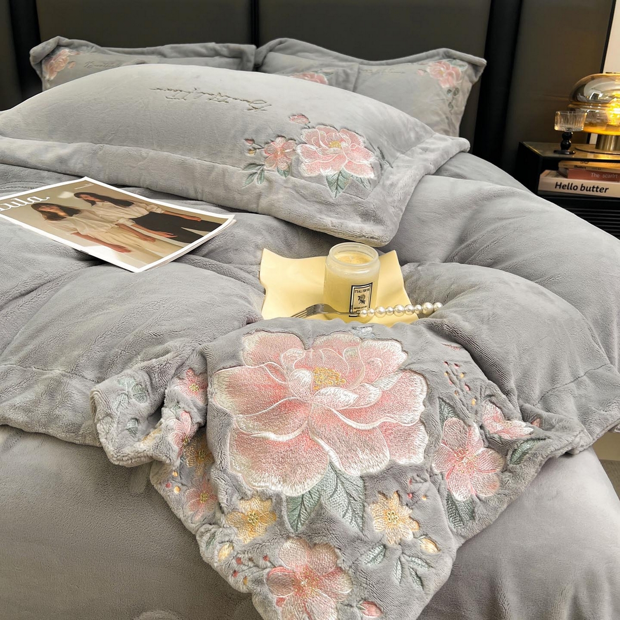 91家纺网 家纺一手货源 找家纺 润锦云 2026新款牛奶绒刺绣四件套-花之韵 花之韵-香草灰