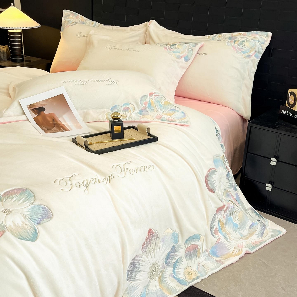 91家纺网 家纺一手货源 找家纺 润锦云 2026新款大热款220克全消光刺绣牛奶绒四件套-向阳花开 向阳花开-奶昔白+粉