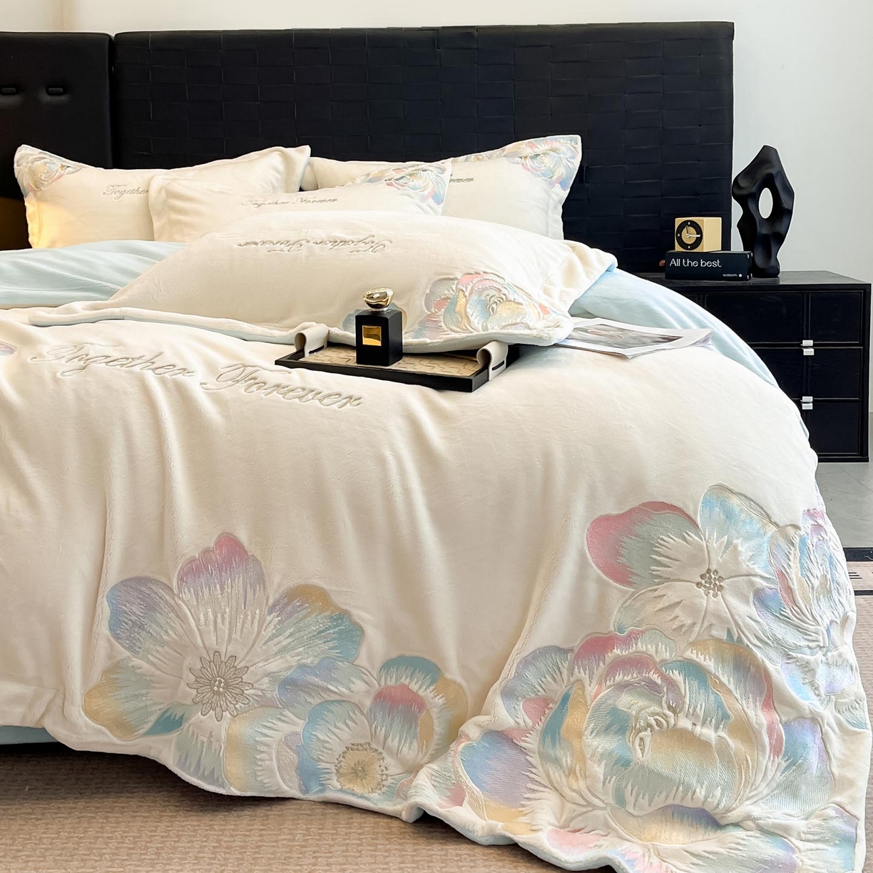 91家纺网 家纺一手货源 找家纺 润锦云 2026新款大热款220克全消光刺绣牛奶绒四件套-向阳花开 向阳花开-奶昔白+天空蓝