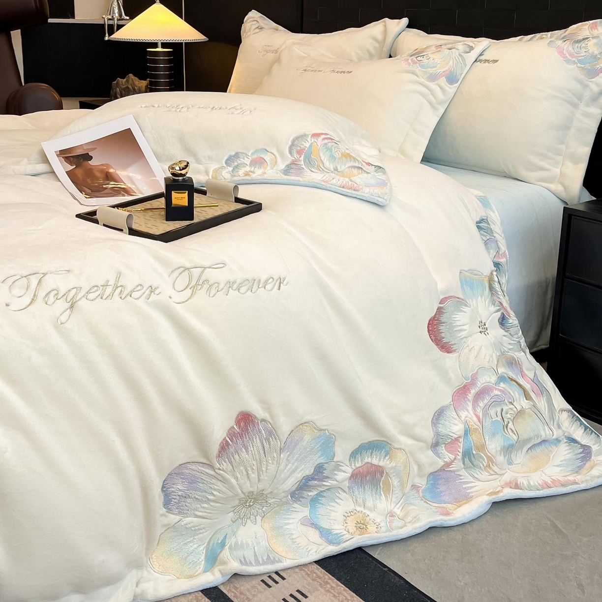 91家纺网 家纺一手货源 找家纺 润锦云 2026新款大热款220克全消光刺绣牛奶绒四件套-向阳花开 向阳花开-奶昔白+天空蓝