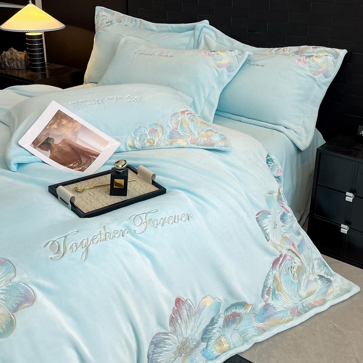 91家纺网 家纺一手货源 找家纺 润锦云 2026新款大热款220克全消光刺绣牛奶绒四件套-向阳花开 向阳花开-天空蓝