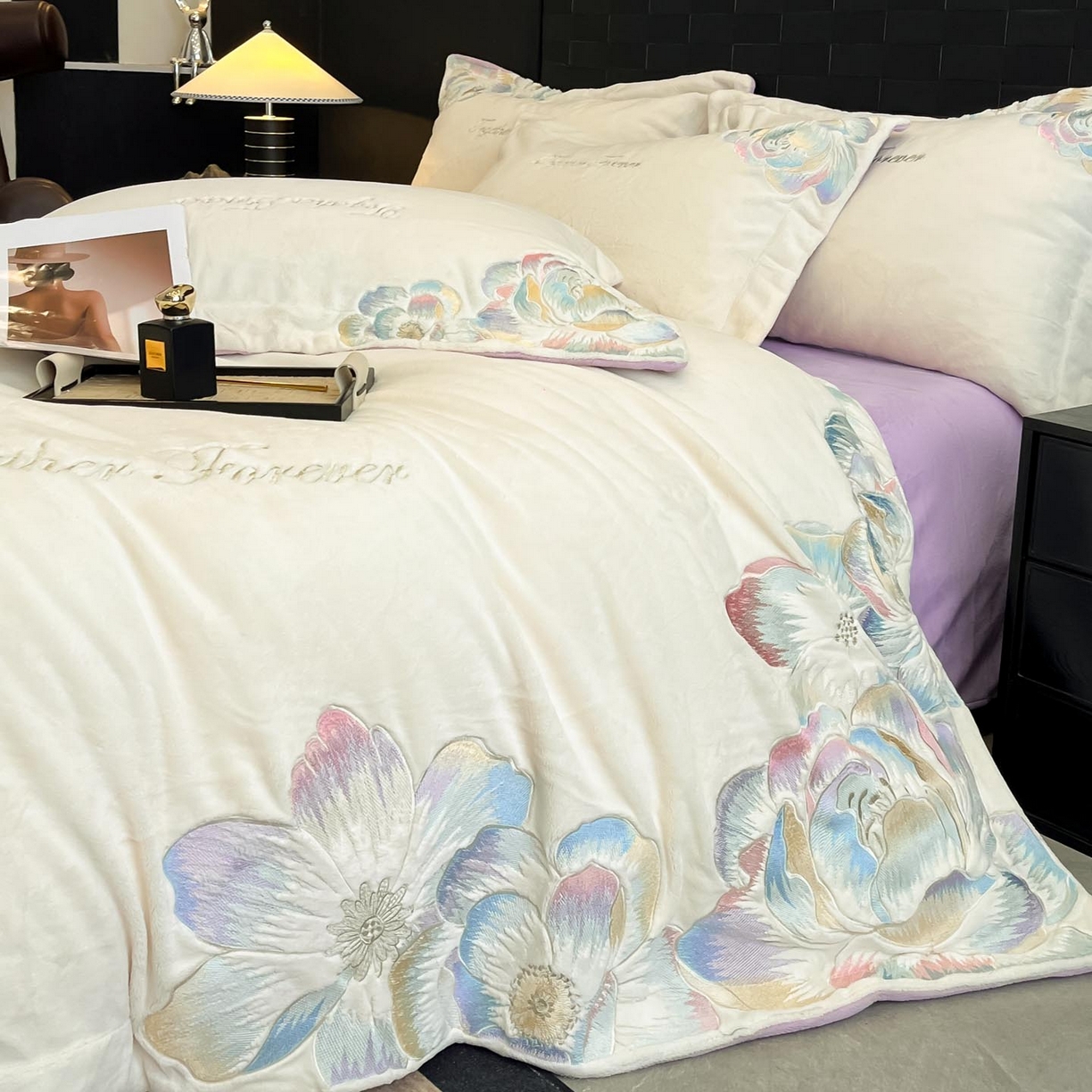 91家纺网 家纺一手货源 找家纺 润锦云 2026新款大热款220克全消光刺绣牛奶绒四件套-向阳花开 向阳花开-奶昔白+高贵紫