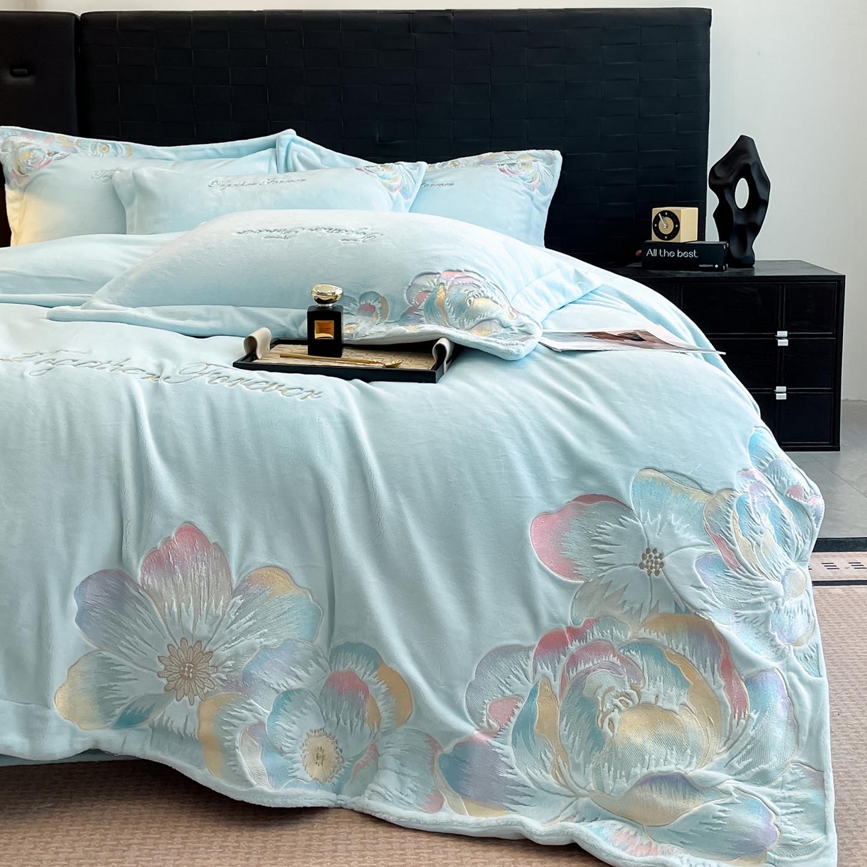 91家纺网 家纺一手货源 找家纺 润锦云 2026新款大热款220克全消光刺绣牛奶绒四件套-向阳花开 向阳花开-天空蓝