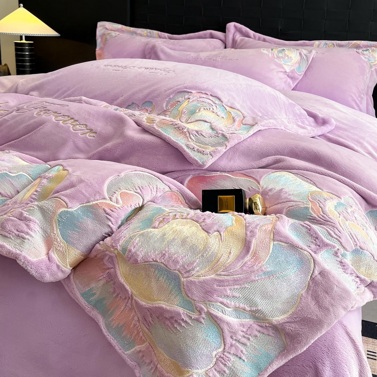 91家纺网 家纺一手货源 找家纺 润锦云 2026新款大热款220克全消光刺绣牛奶绒四件套-向阳花开 向阳花开-高贵紫