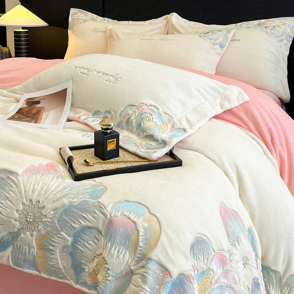 91家纺网 家纺一手货源 找家纺 润锦云 2026新款大热款220克全消光刺绣牛奶绒四件套-向阳花开 向阳花开-奶昔白+粉