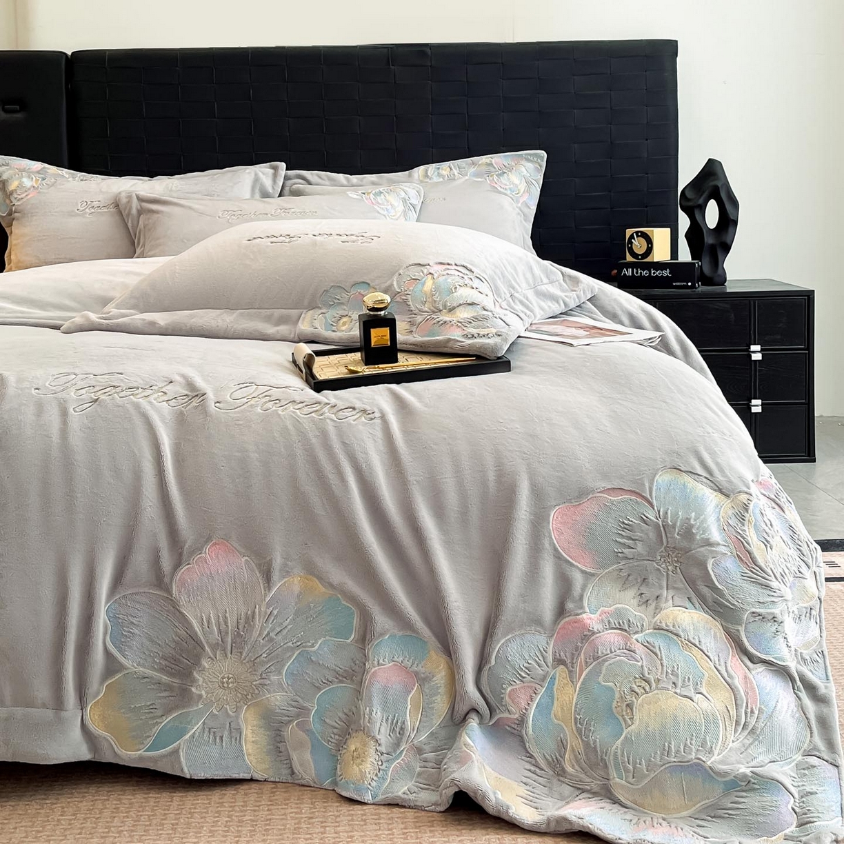 91家纺网 家纺一手货源 找家纺 润锦云 2026新款大热款220克全消光刺绣牛奶绒四件套-向阳花开 向阳花开-香草灰