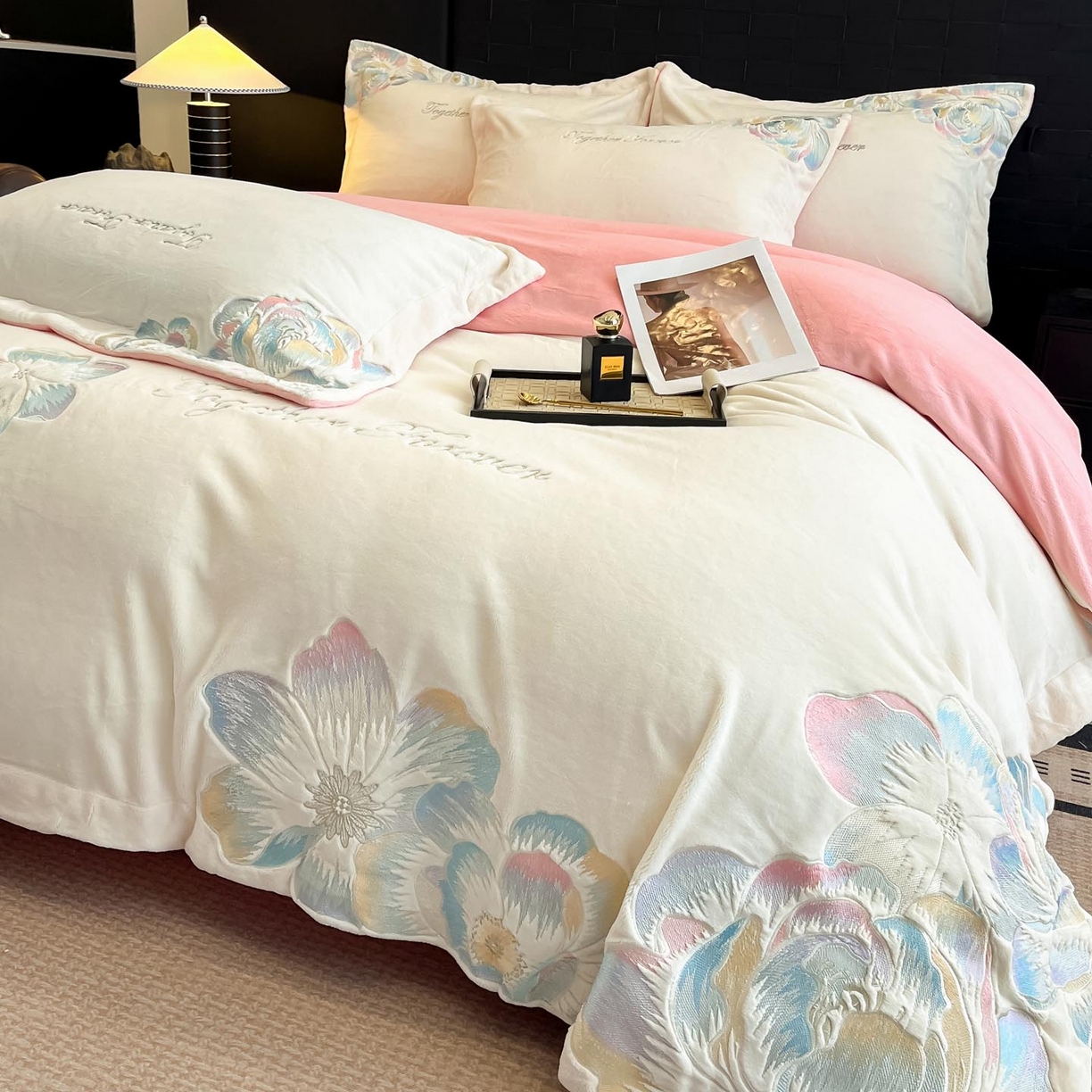 91家纺网 家纺一手货源 找家纺 润锦云 2026新款大热款220克全消光刺绣牛奶绒四件套-向阳花开 向阳花开-奶昔白+粉