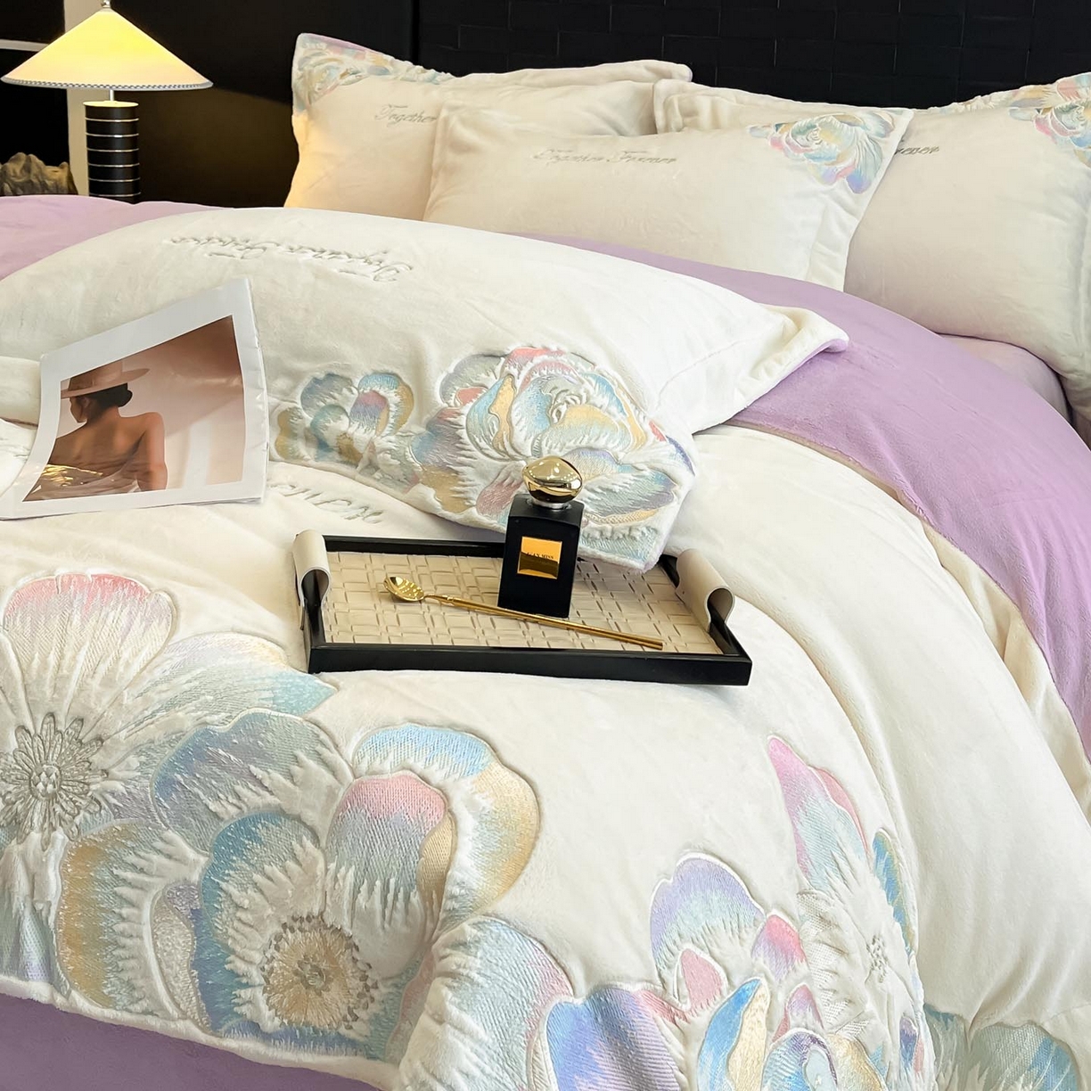 91家纺网 家纺一手货源 找家纺 润锦云 2026新款大热款220克全消光刺绣牛奶绒四件套-向阳花开 向阳花开-奶昔白+高贵紫