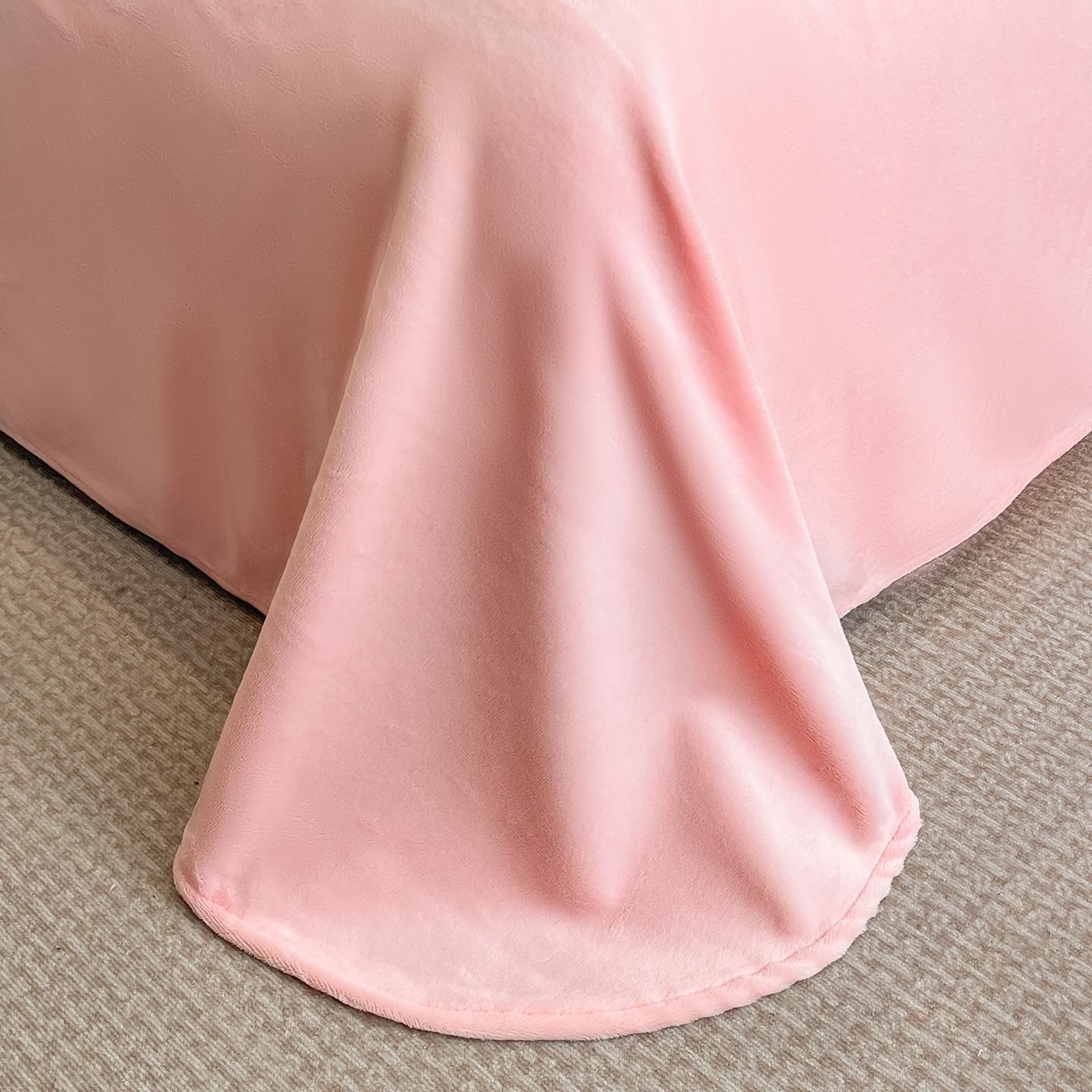 91家纺网 家纺一手货源 找家纺 润锦云 2026新款大热款220克全消光刺绣牛奶绒四件套-向阳花开 向阳花开-奶昔白+粉