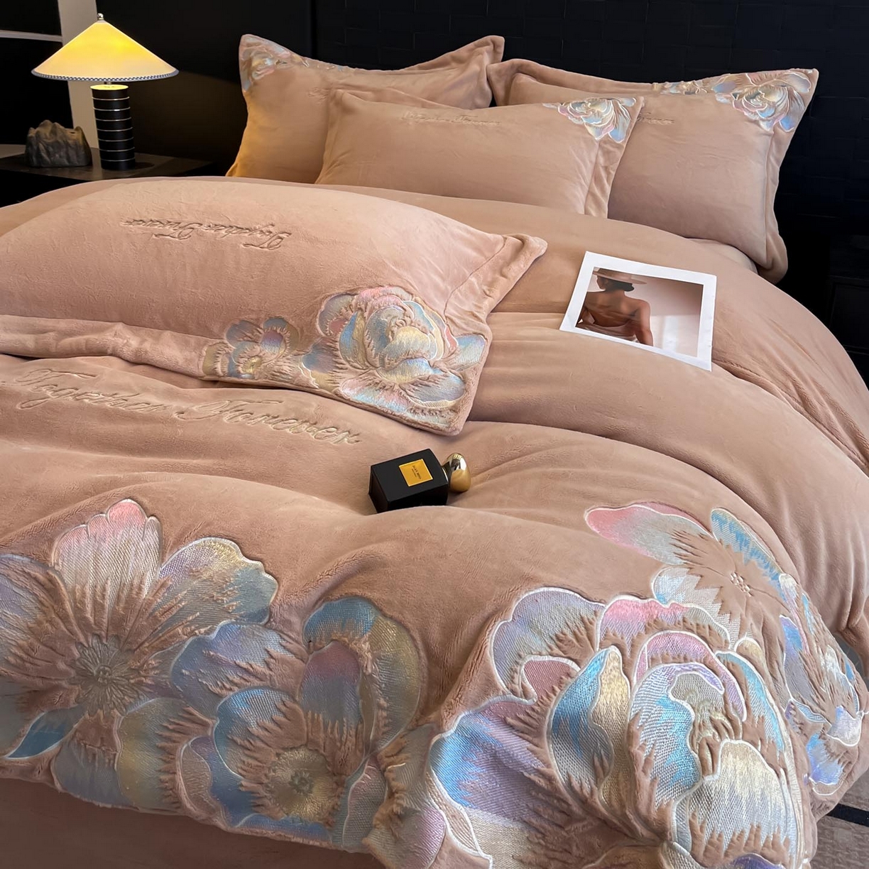 91家纺网 家纺一手货源 找家纺 润锦云 2026新款大热款220克全消光刺绣牛奶绒四件套-向阳花开 向阳花开-摩卡棕