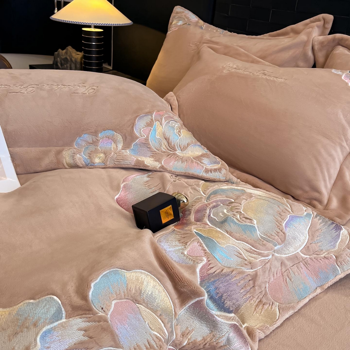 91家纺网 家纺一手货源 找家纺 润锦云 2026新款大热款220克全消光刺绣牛奶绒四件套-向阳花开 向阳花开-摩卡棕