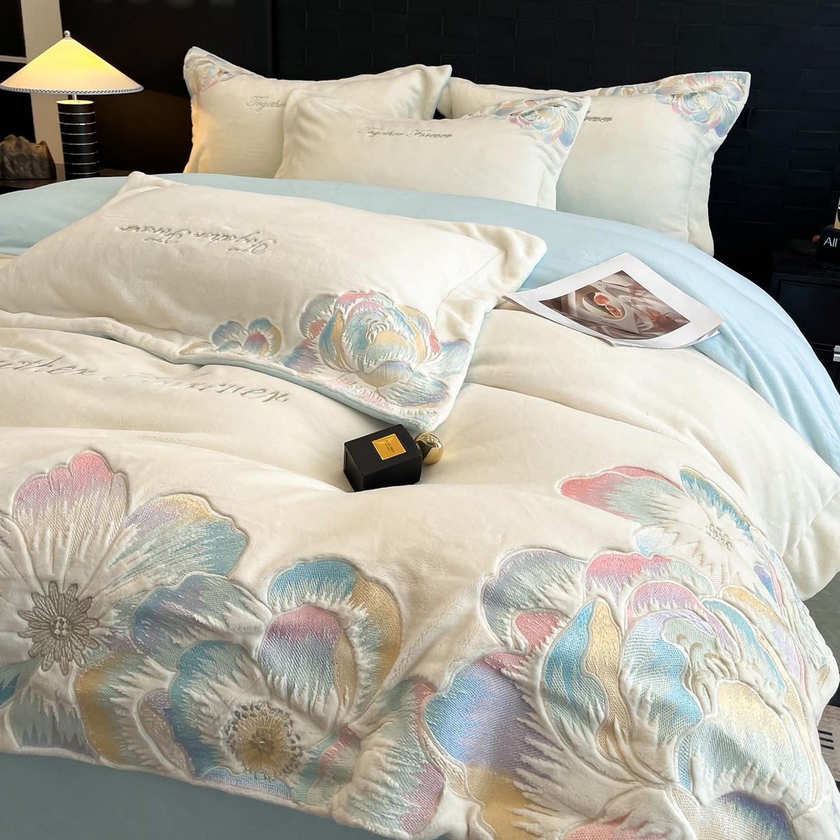 91家纺网 家纺一手货源 找家纺 润锦云 2026新款大热款220克全消光刺绣牛奶绒四件套-向阳花开 向阳花开-奶昔白+天空蓝