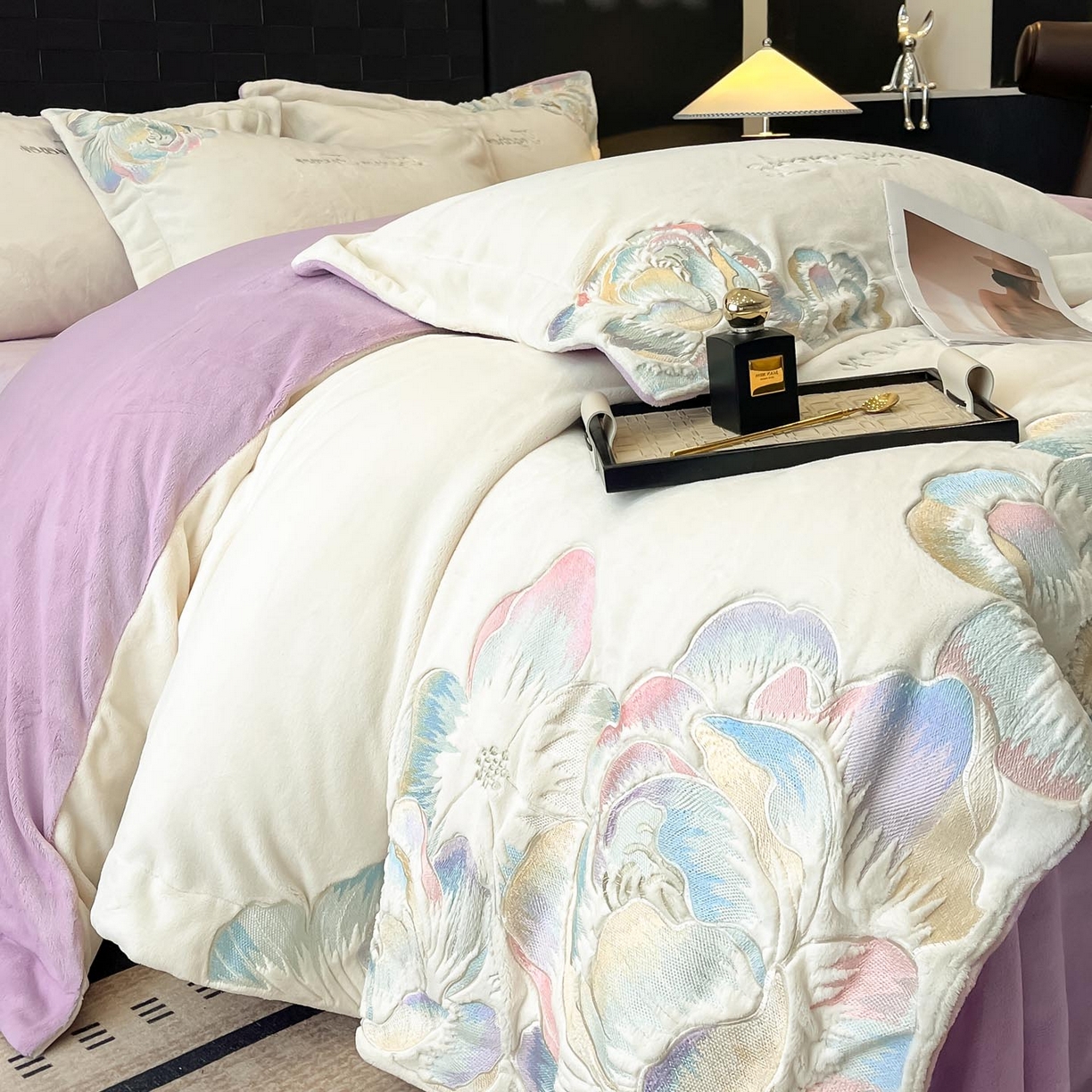 91家纺网 家纺一手货源 找家纺 润锦云 2026新款大热款220克全消光刺绣牛奶绒四件套-向阳花开 向阳花开-奶昔白+高贵紫