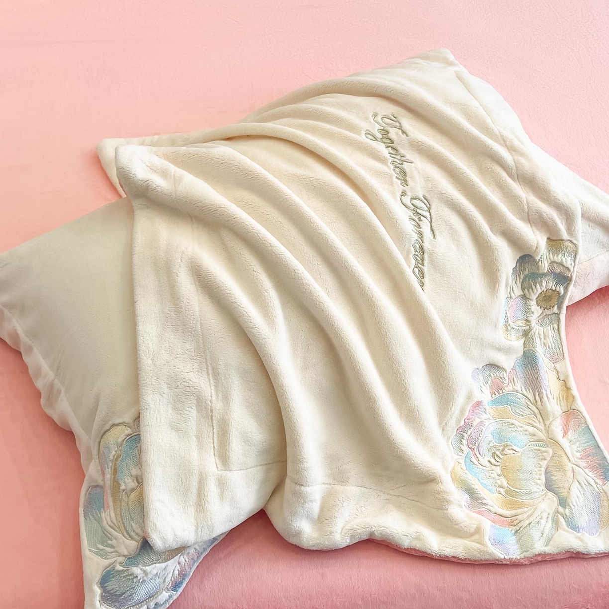 91家纺网 家纺一手货源 找家纺 润锦云 2026新款大热款220克全消光刺绣牛奶绒四件套-向阳花开 向阳花开-奶昔白+粉