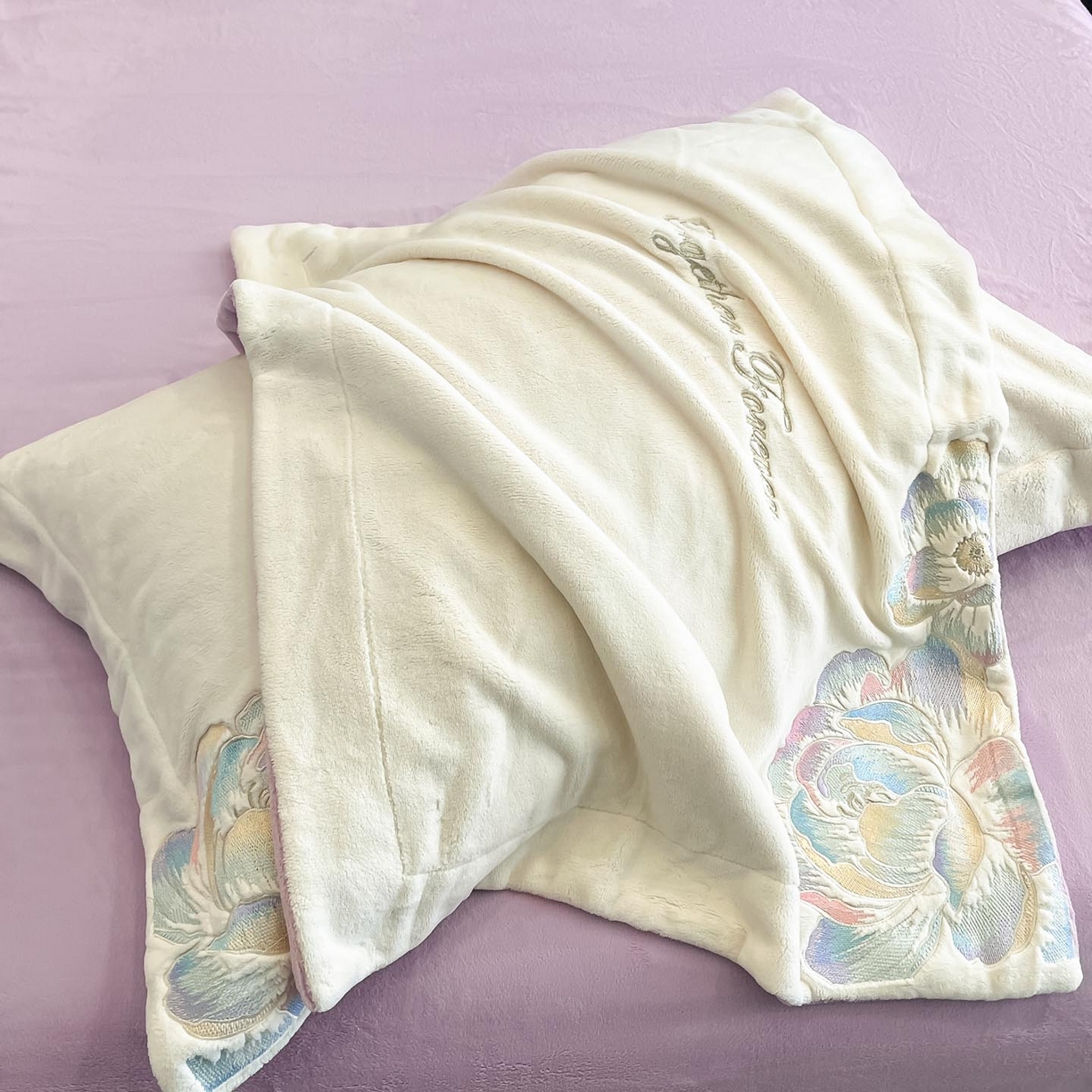 91家纺网 家纺一手货源 找家纺 润锦云 2026新款大热款220克全消光刺绣牛奶绒四件套-向阳花开 向阳花开-奶昔白+高贵紫