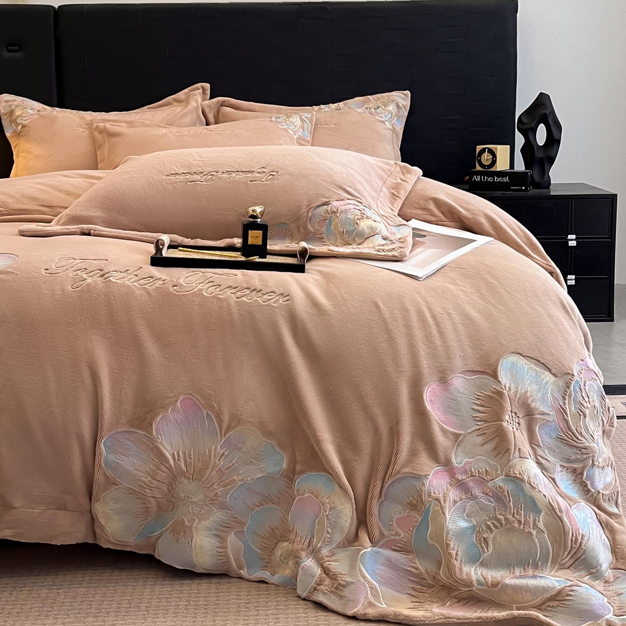 91家纺网 家纺一手货源 找家纺 润锦云 2026新款大热款220克全消光刺绣牛奶绒四件套-向阳花开 向阳花开-摩卡棕