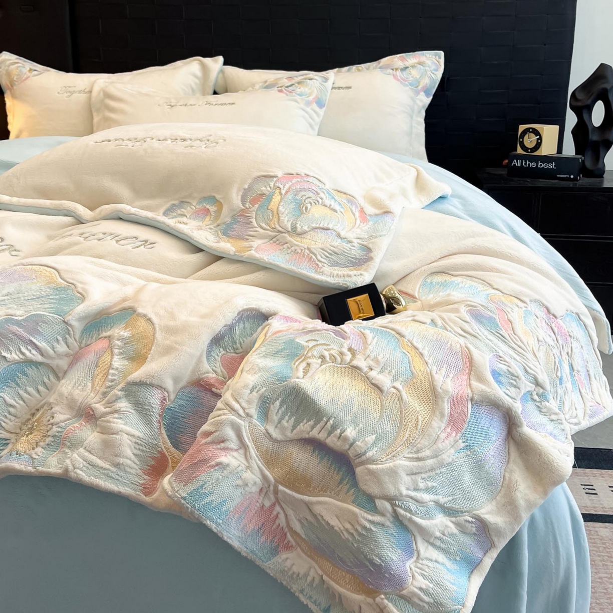 91家纺网 家纺一手货源 找家纺 润锦云 2026新款大热款220克全消光刺绣牛奶绒四件套-向阳花开 向阳花开-奶昔白+天空蓝