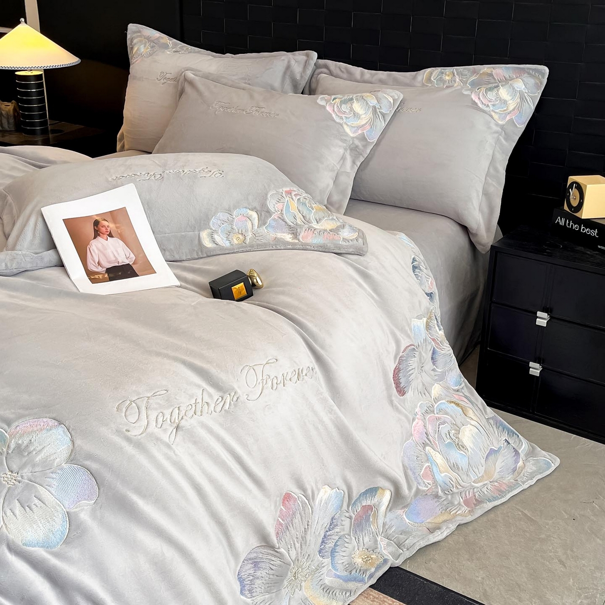 91家纺网 家纺一手货源 找家纺 润锦云 2026新款大热款220克全消光刺绣牛奶绒四件套-向阳花开 向阳花开-香草灰