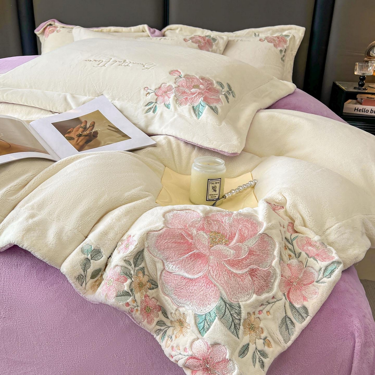 91家纺网 家纺一手货源 找家纺 润锦云 2026新款牛奶绒刺绣四件套-花之韵 花之韵-奶昔白+高贵紫