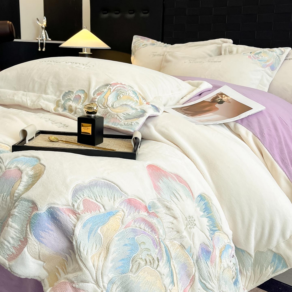 91家纺网 家纺一手货源 找家纺 润锦云 2026新款大热款220克全消光刺绣牛奶绒四件套-向阳花开 向阳花开-奶昔白+高贵紫