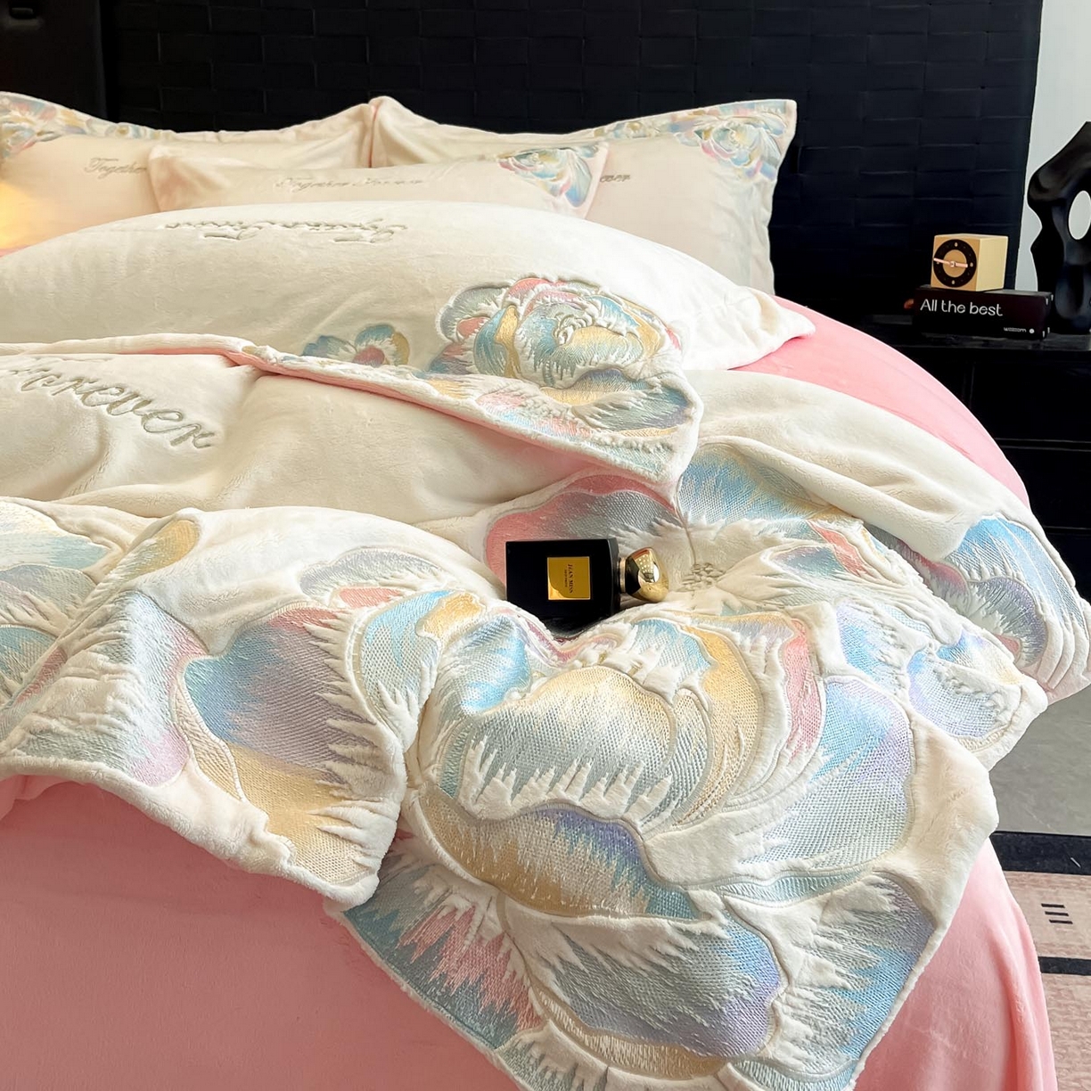 91家纺网 家纺一手货源 找家纺 润锦云 2026新款大热款220克全消光刺绣牛奶绒四件套-向阳花开 向阳花开-奶昔白+粉