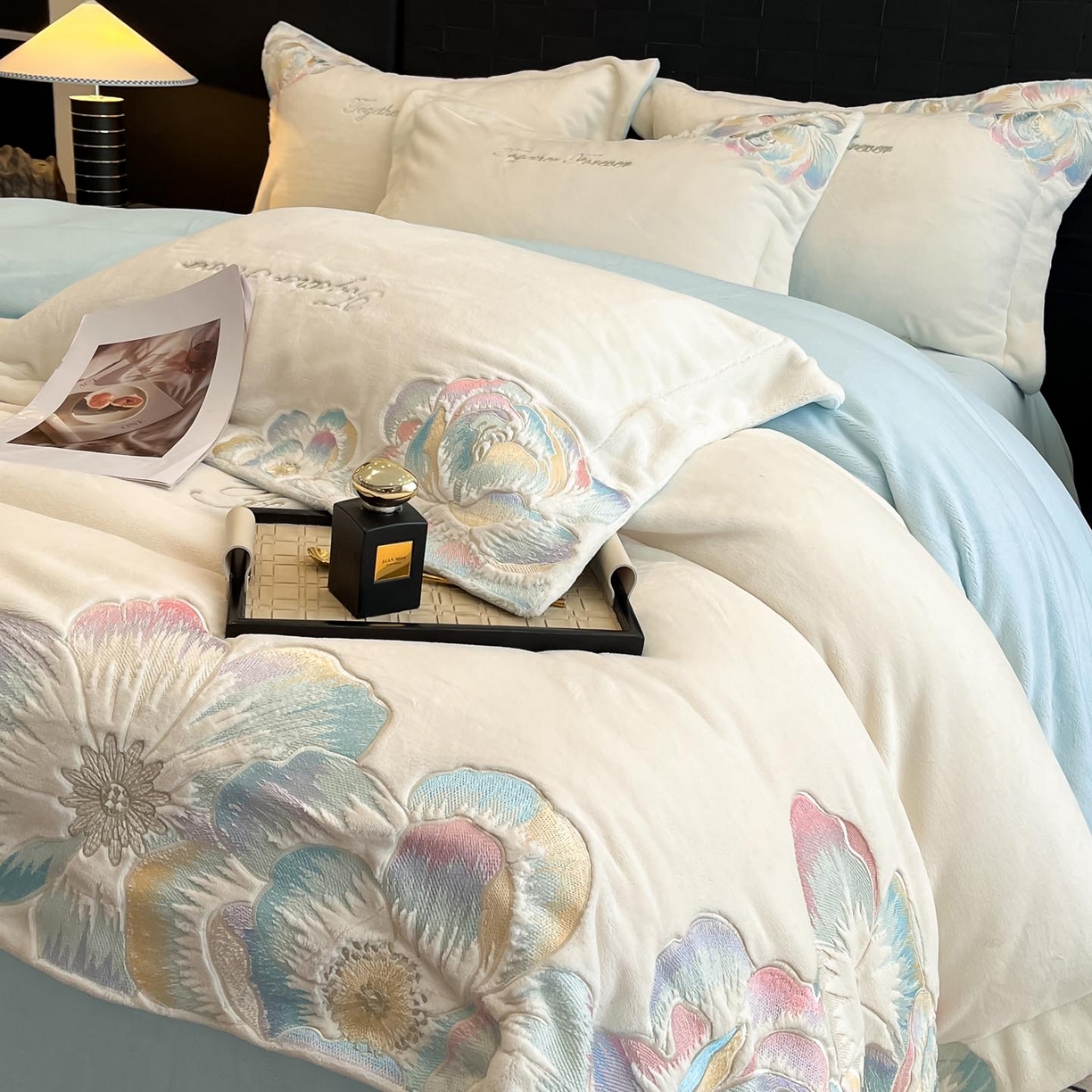 91家纺网 家纺一手货源 找家纺 润锦云 2026新款大热款220克全消光刺绣牛奶绒四件套-向阳花开 向阳花开-奶昔白+天空蓝