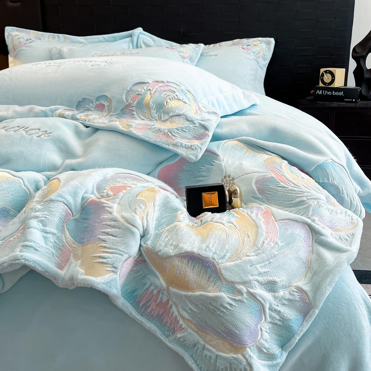 91家纺网 家纺一手货源 找家纺 润锦云 2026新款大热款220克全消光刺绣牛奶绒四件套-向阳花开 向阳花开-天空蓝