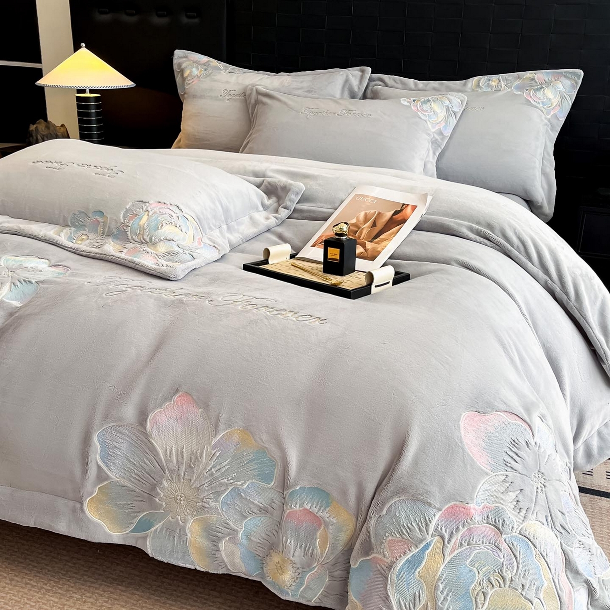 91家纺网 家纺一手货源 找家纺 润锦云 2026新款大热款220克全消光刺绣牛奶绒四件套-向阳花开 向阳花开-香草灰