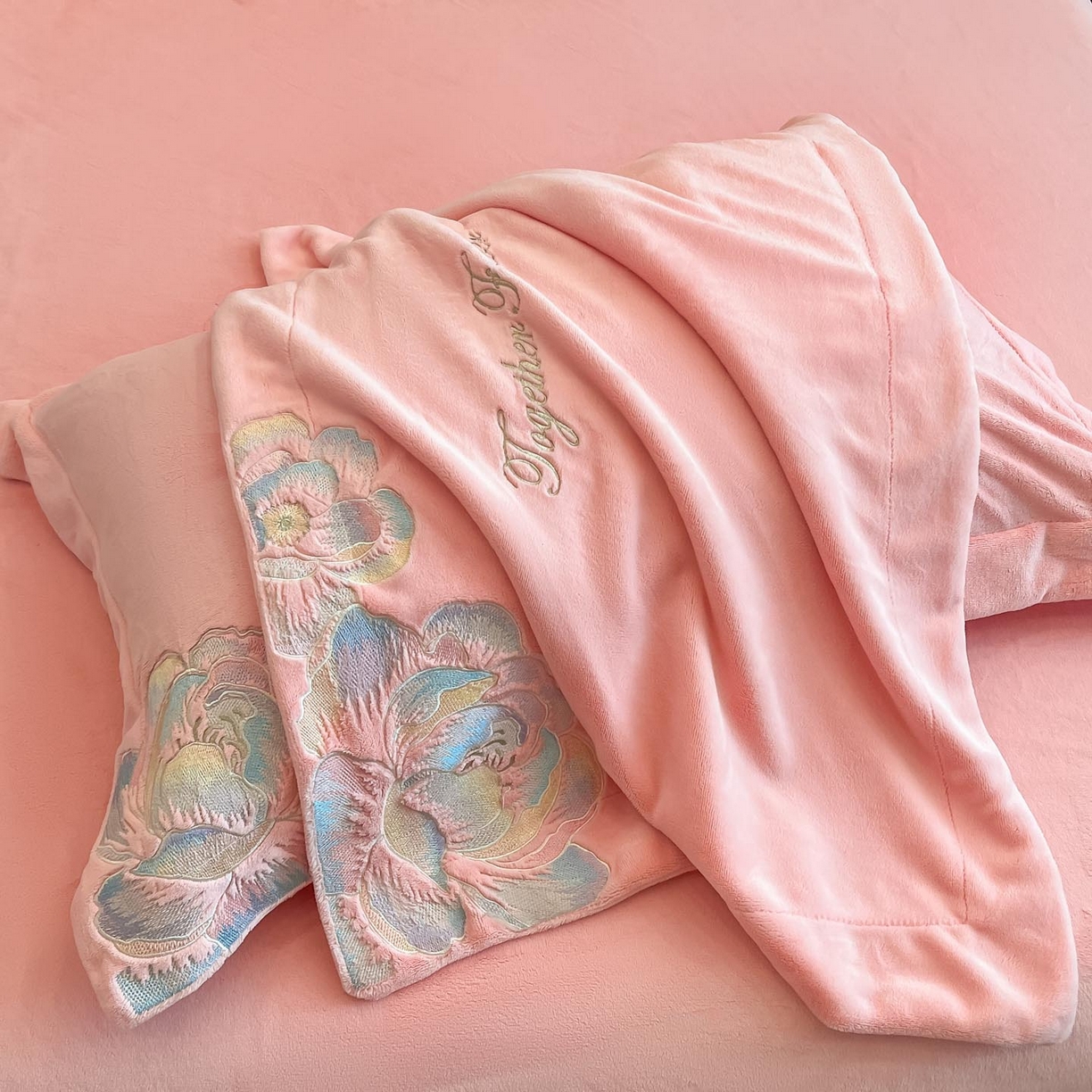 91家纺网 家纺一手货源 找家纺 润锦云 2026新款大热款220克全消光刺绣牛奶绒四件套-向阳花开 向阳花开-樱花粉