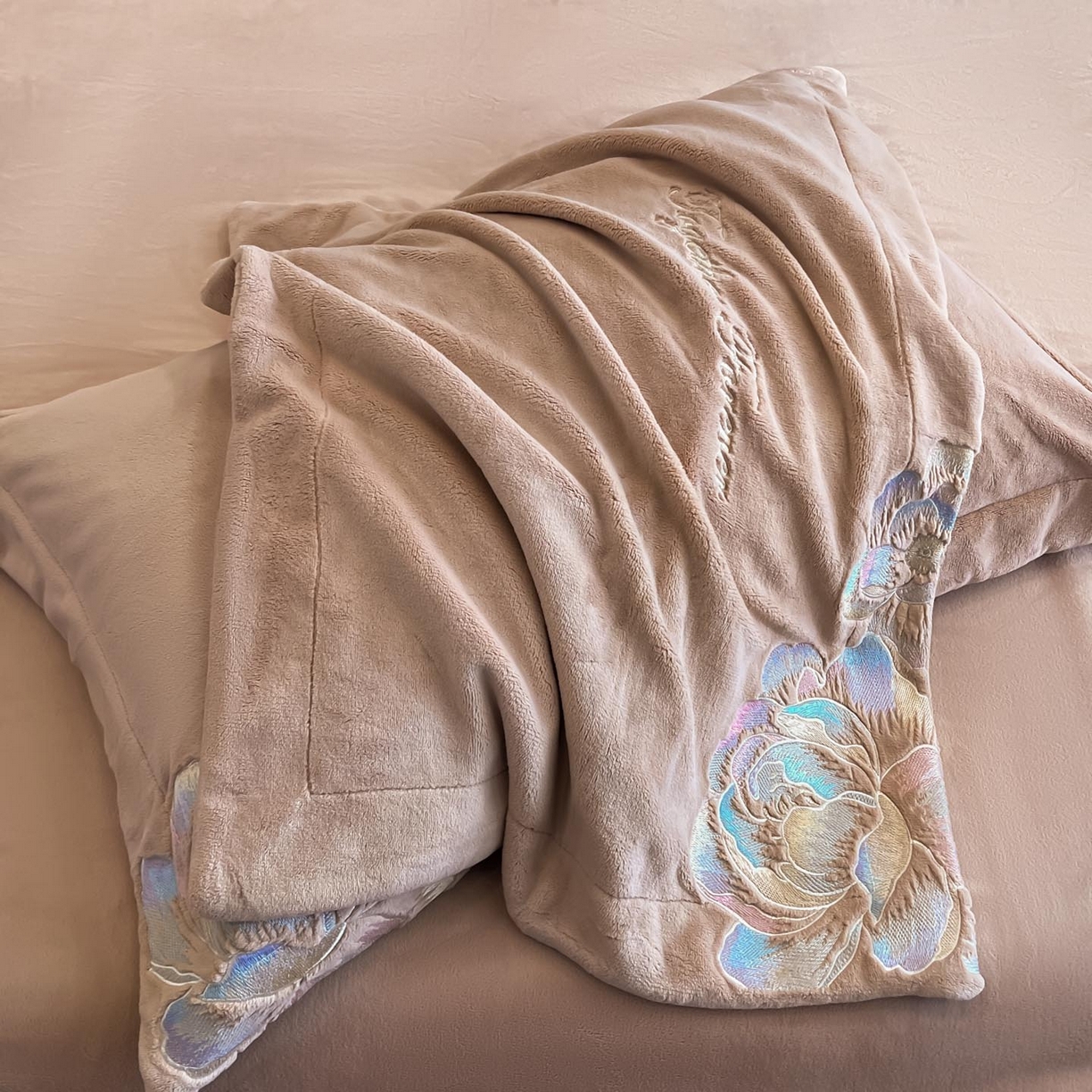 91家纺网 家纺一手货源 找家纺 润锦云 2026新款大热款220克全消光刺绣牛奶绒四件套-向阳花开 向阳花开-摩卡棕