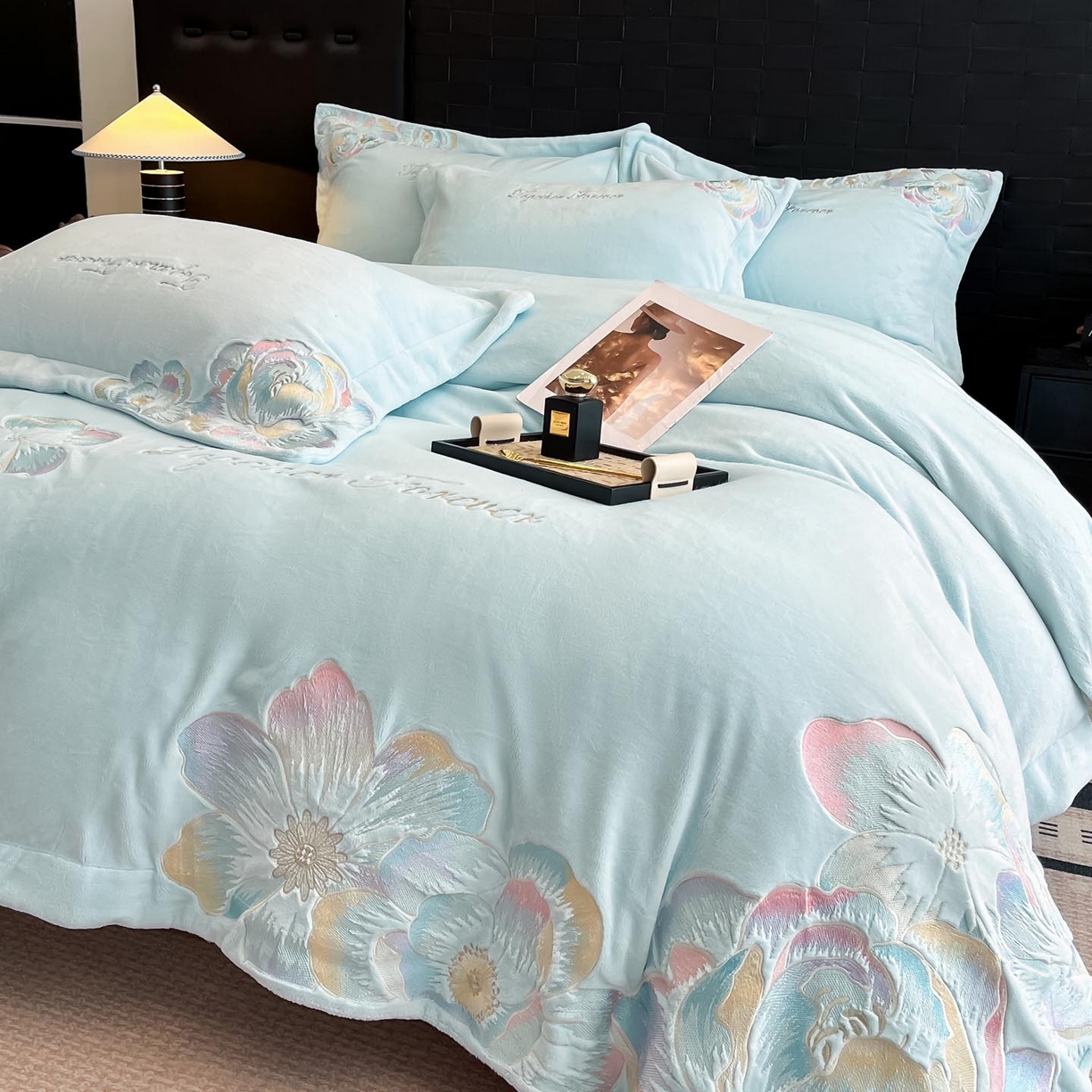 91家纺网 家纺一手货源 找家纺 润锦云 2026新款大热款220克全消光刺绣牛奶绒四件套-向阳花开 向阳花开-天空蓝