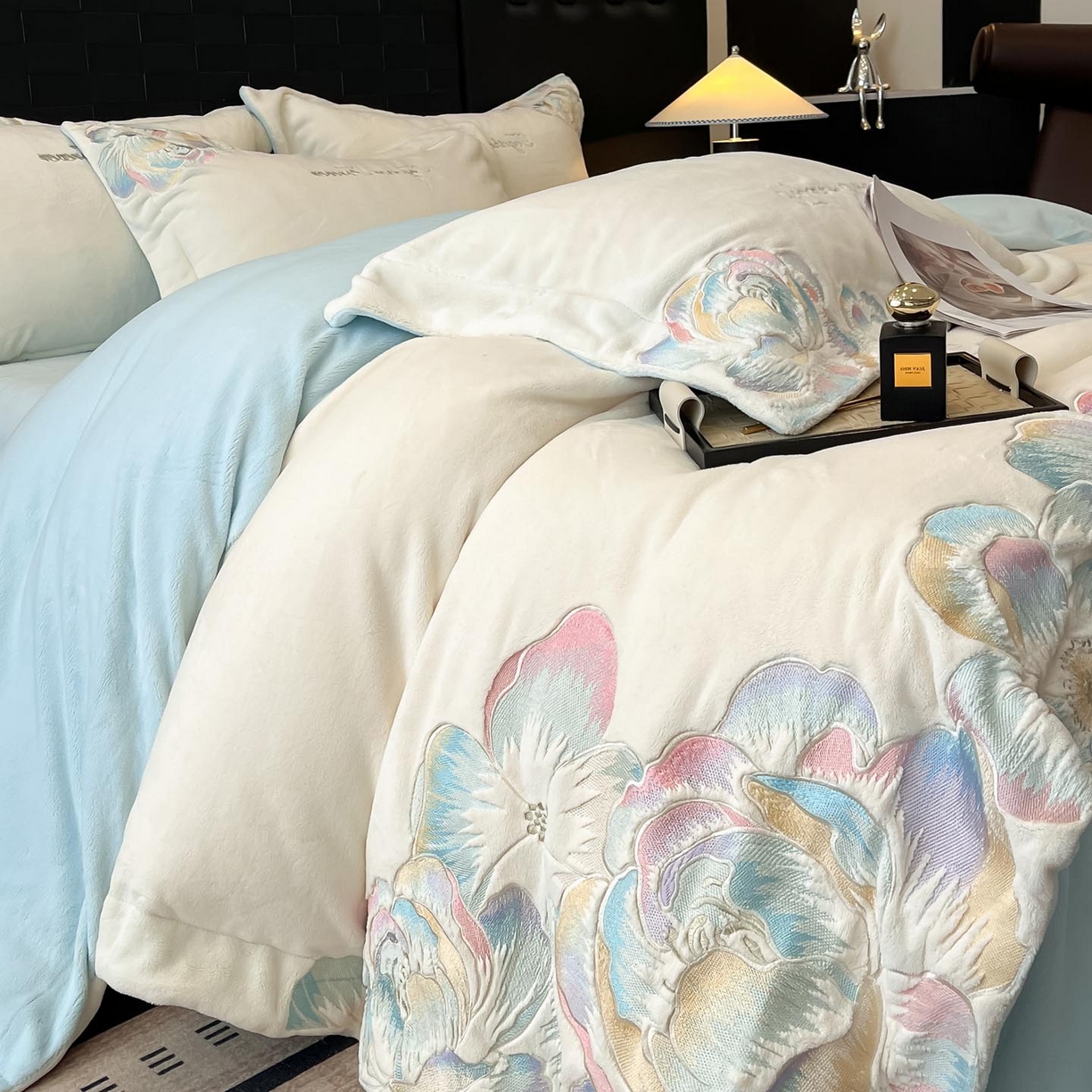 91家纺网 家纺一手货源 找家纺 润锦云 2026新款大热款220克全消光刺绣牛奶绒四件套-向阳花开 向阳花开-奶昔白+天空蓝